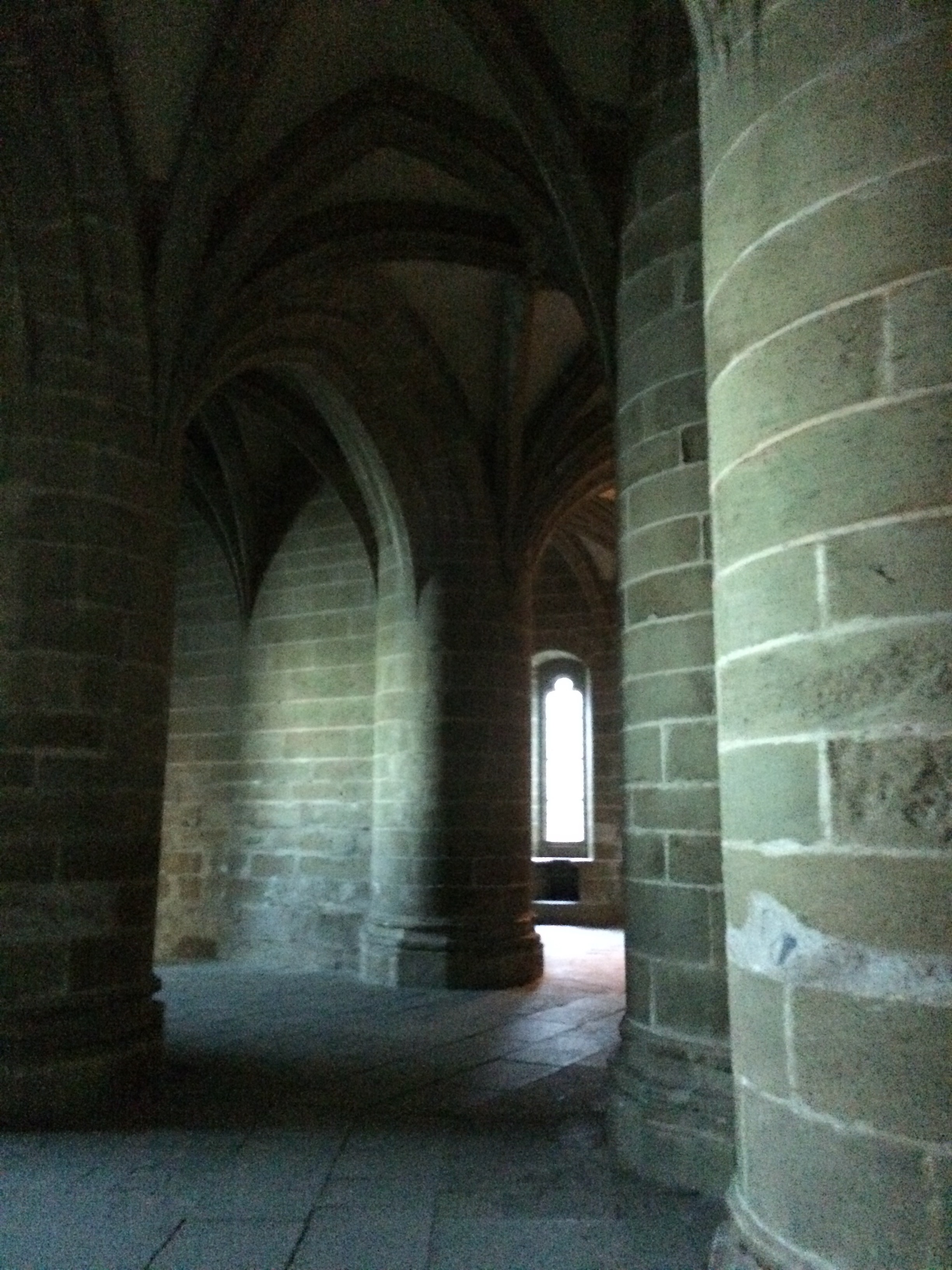 Kamienne sklepienia i filary w jednej z wewnętrznych przestrzeni opactwa Mont-Saint-Michel