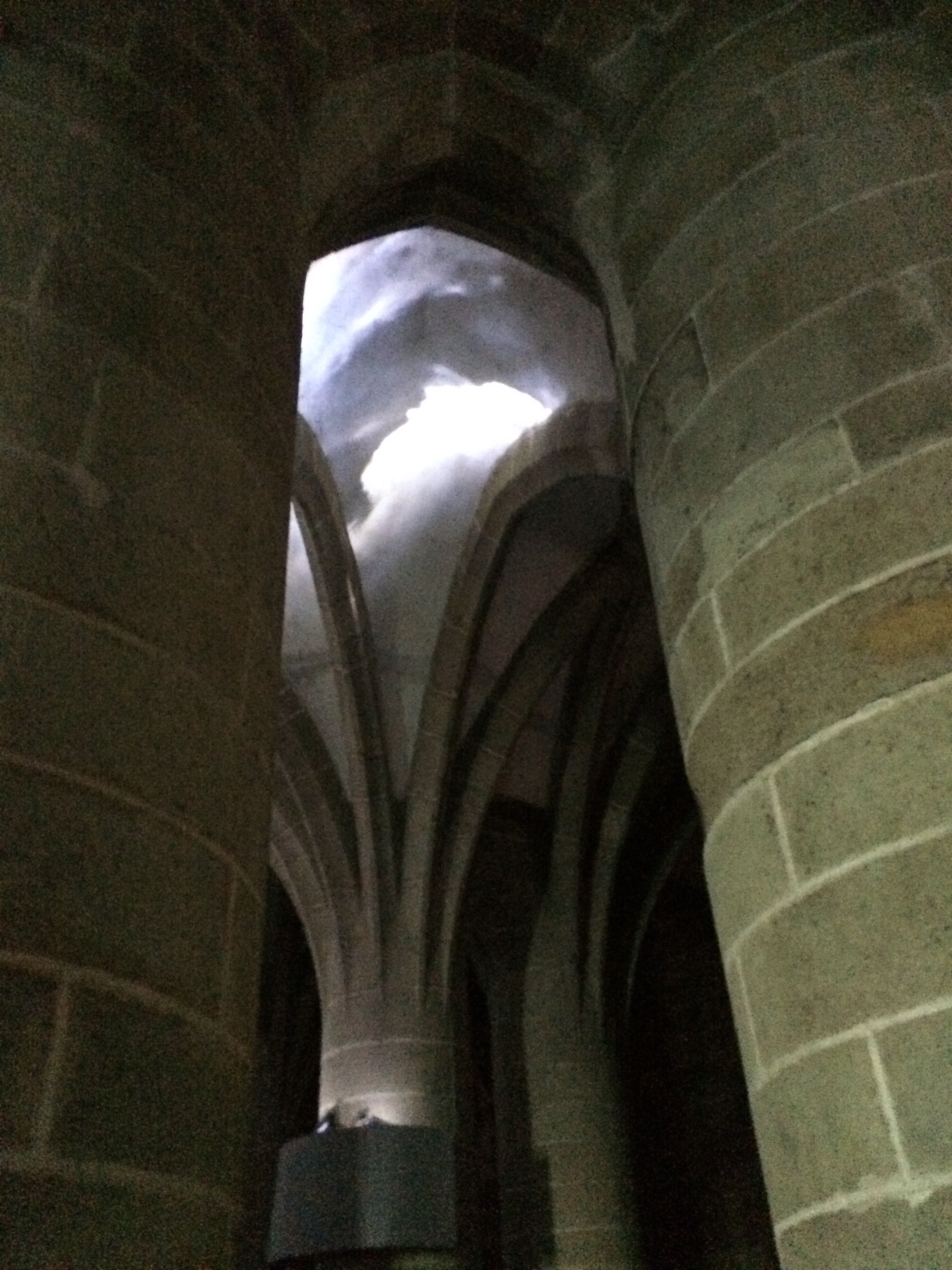 Żebrowe sklepienie i kamienna kolumna w opactwie Mont-Saint-Michel