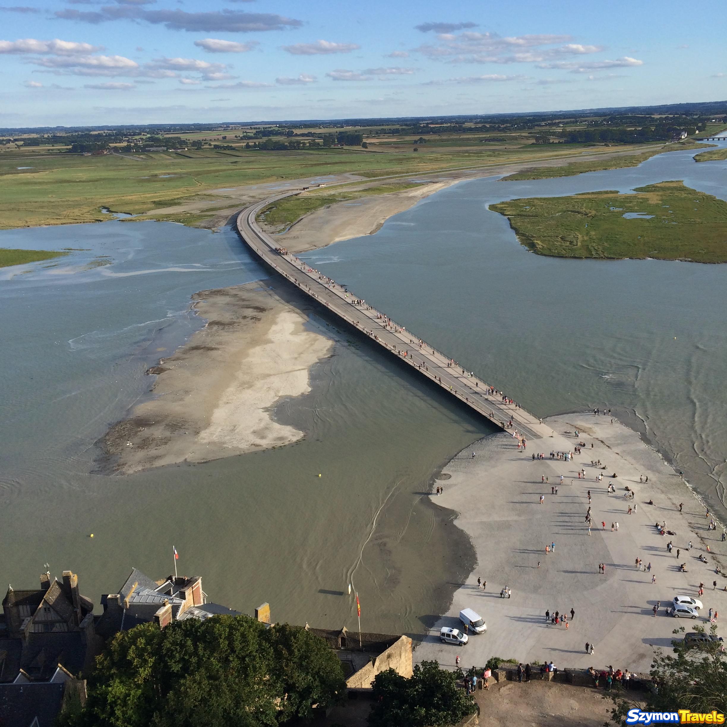 Most-kładka prowadzący do Mont-Saint-Michel oraz obszar zatoki widziane z wysokości opactwa