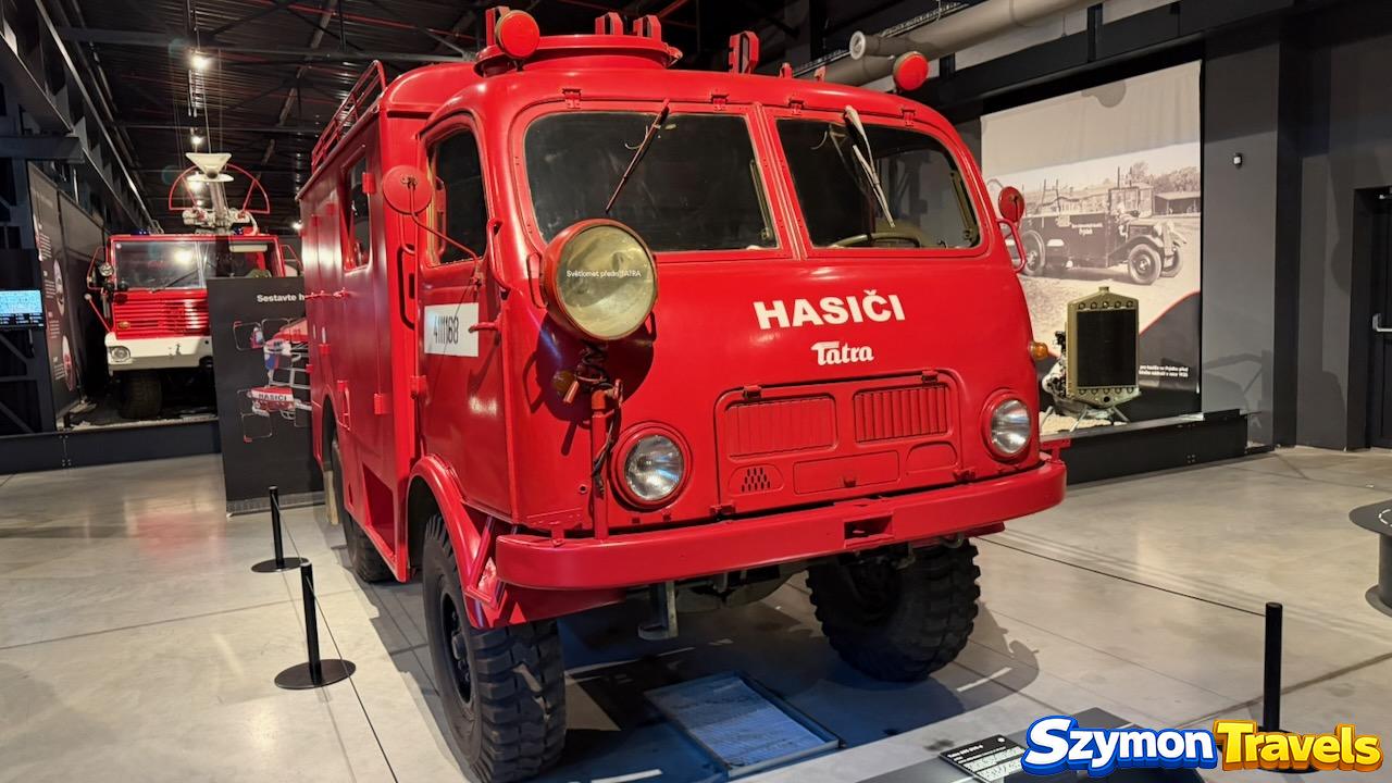 Czerwony samochód strażacki Tatra 805 w muzeum w Kopřivnicach