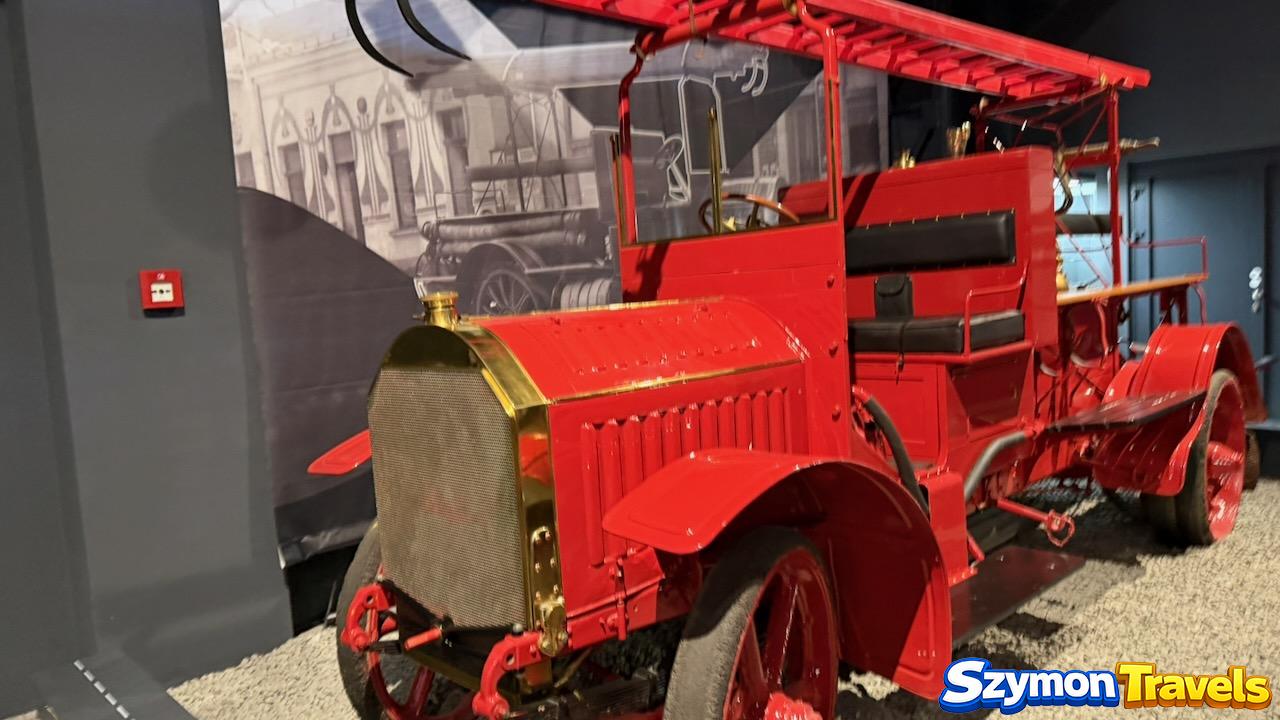 Najstarszy czerwony samochód pożarniczy Tatra w muzeum ciężarówek