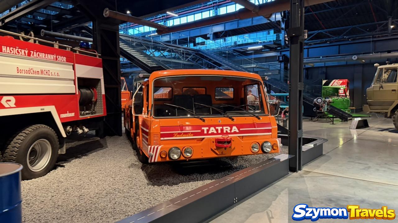 Pomarańczowy pojazd Tatra z napisem Ludmila w muzeum ciężarówek