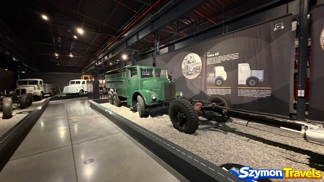 Tatra 85 oraz odsłonięte podwozie z centralną rurą nośną
