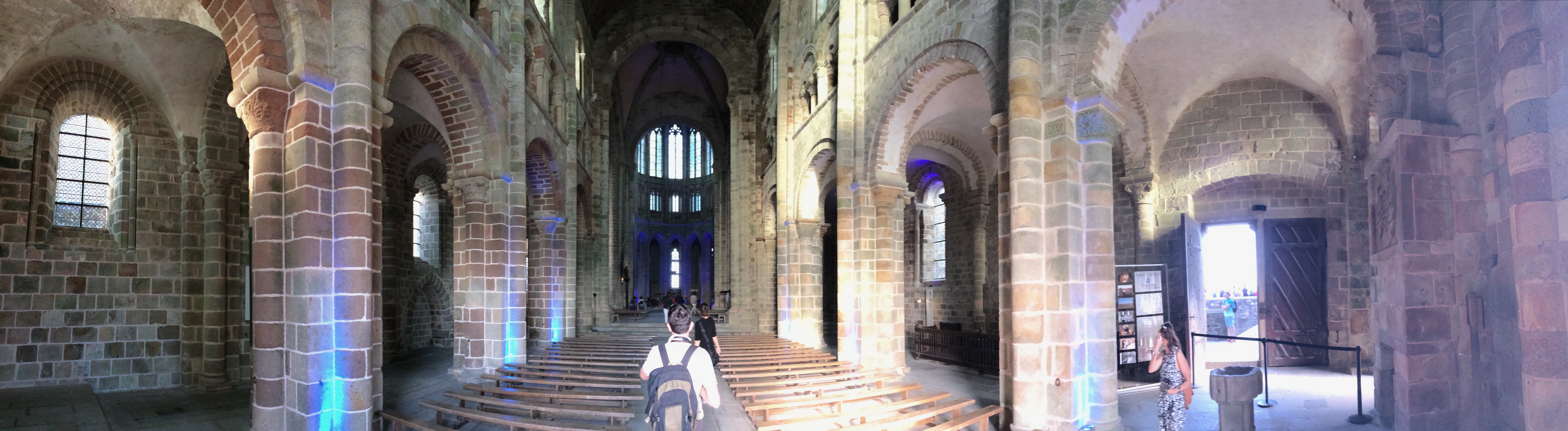 Panorama wnętrza kościoła opackiego Mont-Saint-Michel z kamiennymi filarami i nawą
