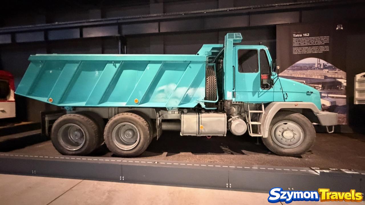 Turkusowa wywrotka Tatra 162 w Muzeum ciężarówek Tatra
