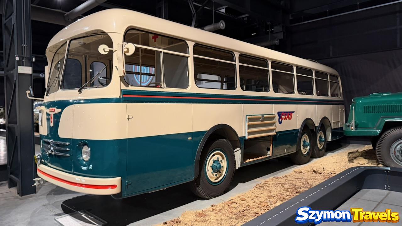 Trzyosiowy autobus Tatra 500 HB w Muzeum ciężarówek Tatra