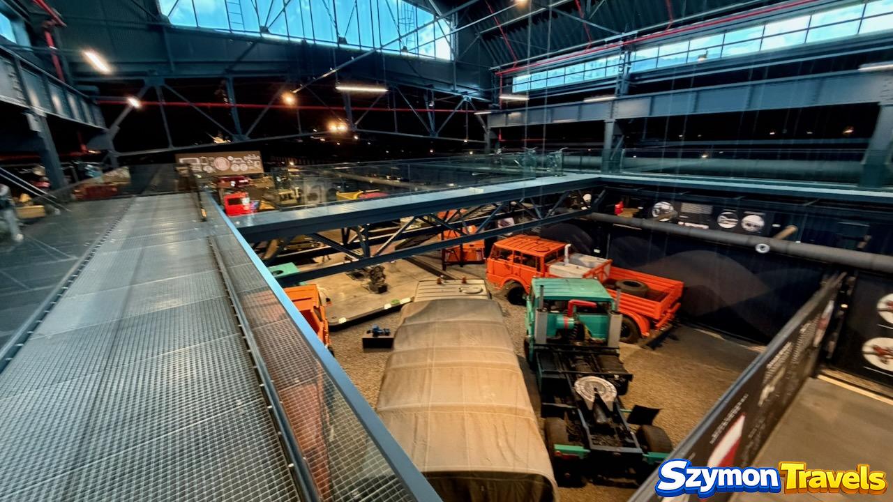 Widok na historyczne ciężarówki Tatra z górnej galerii muzeum