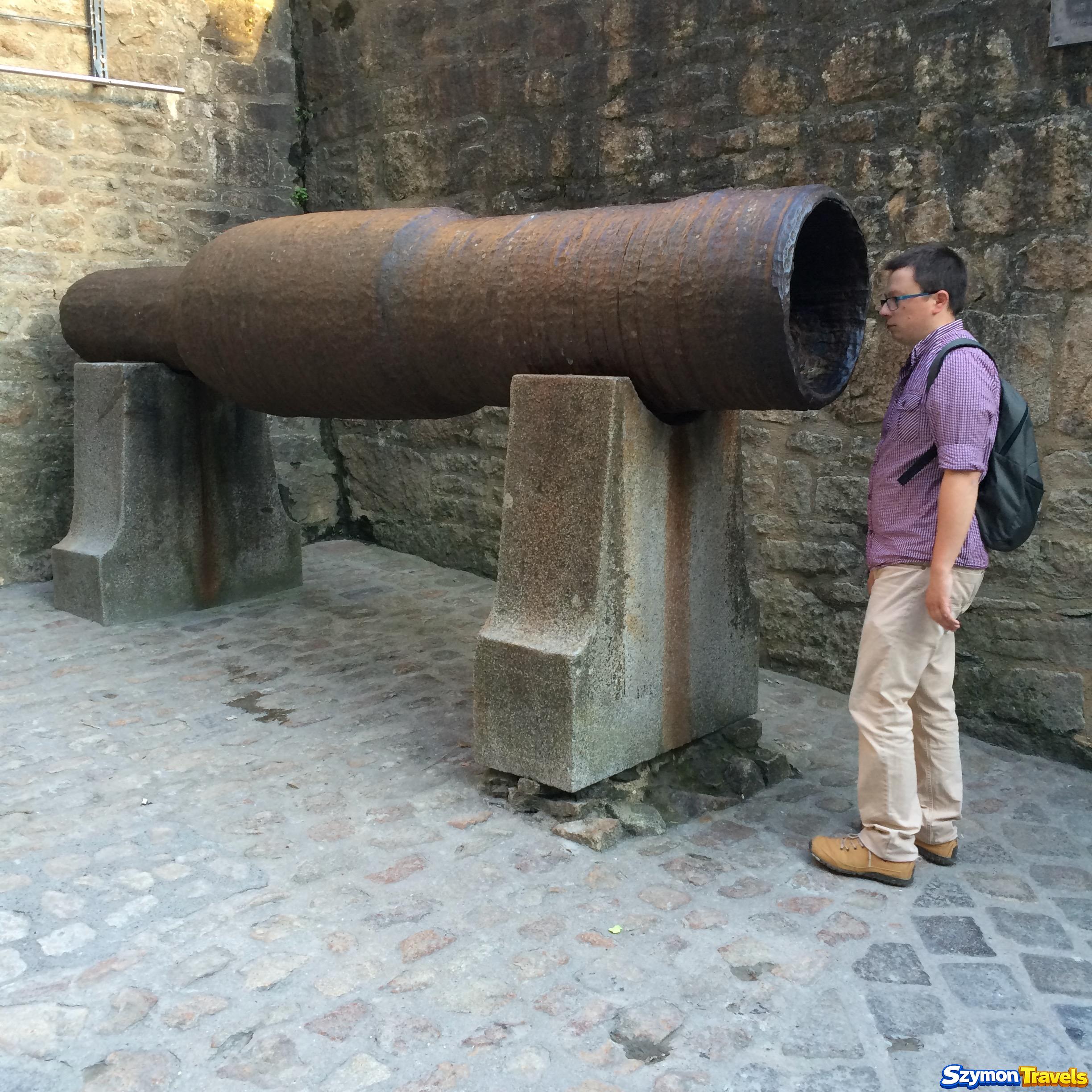 Szymon stojący przy wylocie angielskiej bombardy Les Michelettes na Mont-Saint-Michel