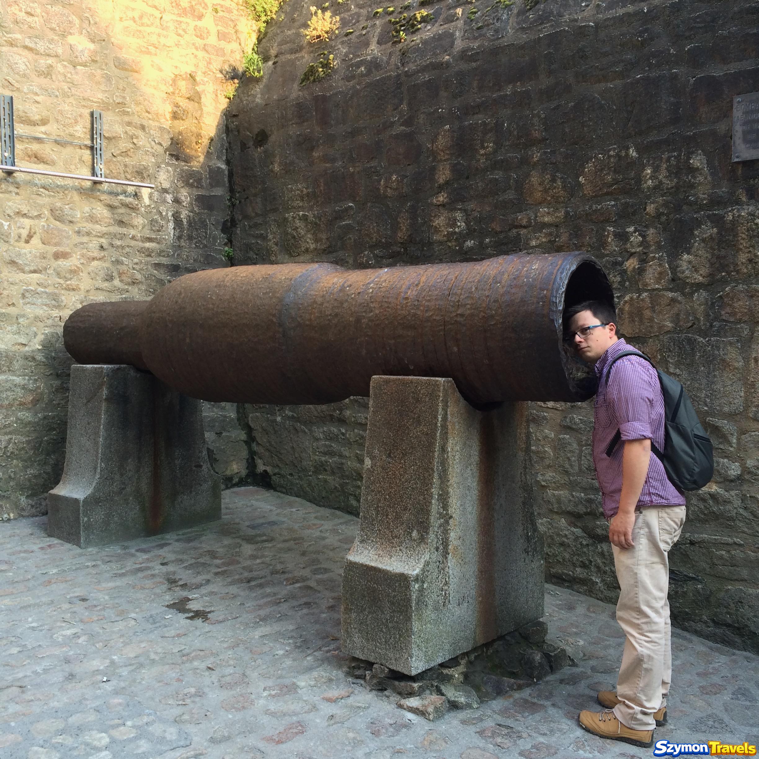 Szymon z głową w lufie angielskiej bombardy przy murach Mont-Saint-Michel