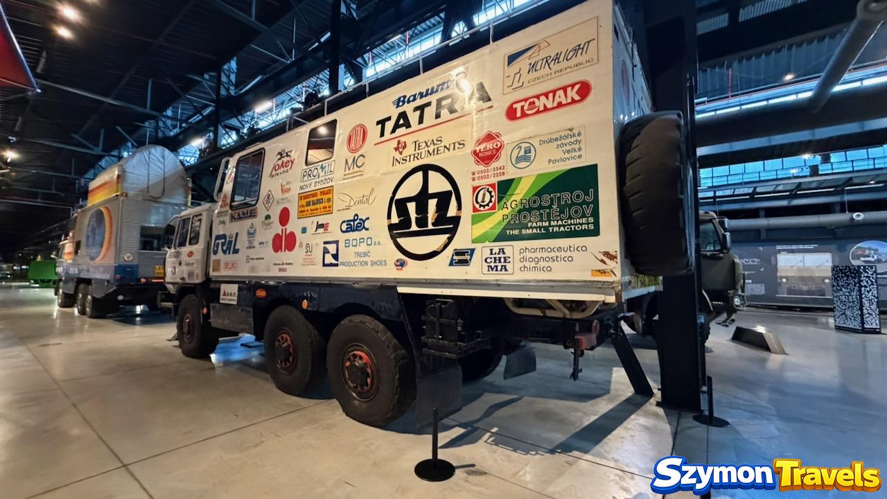 Biała ciężarówka ekspedycyjna Tatra z logotypami sponsorów