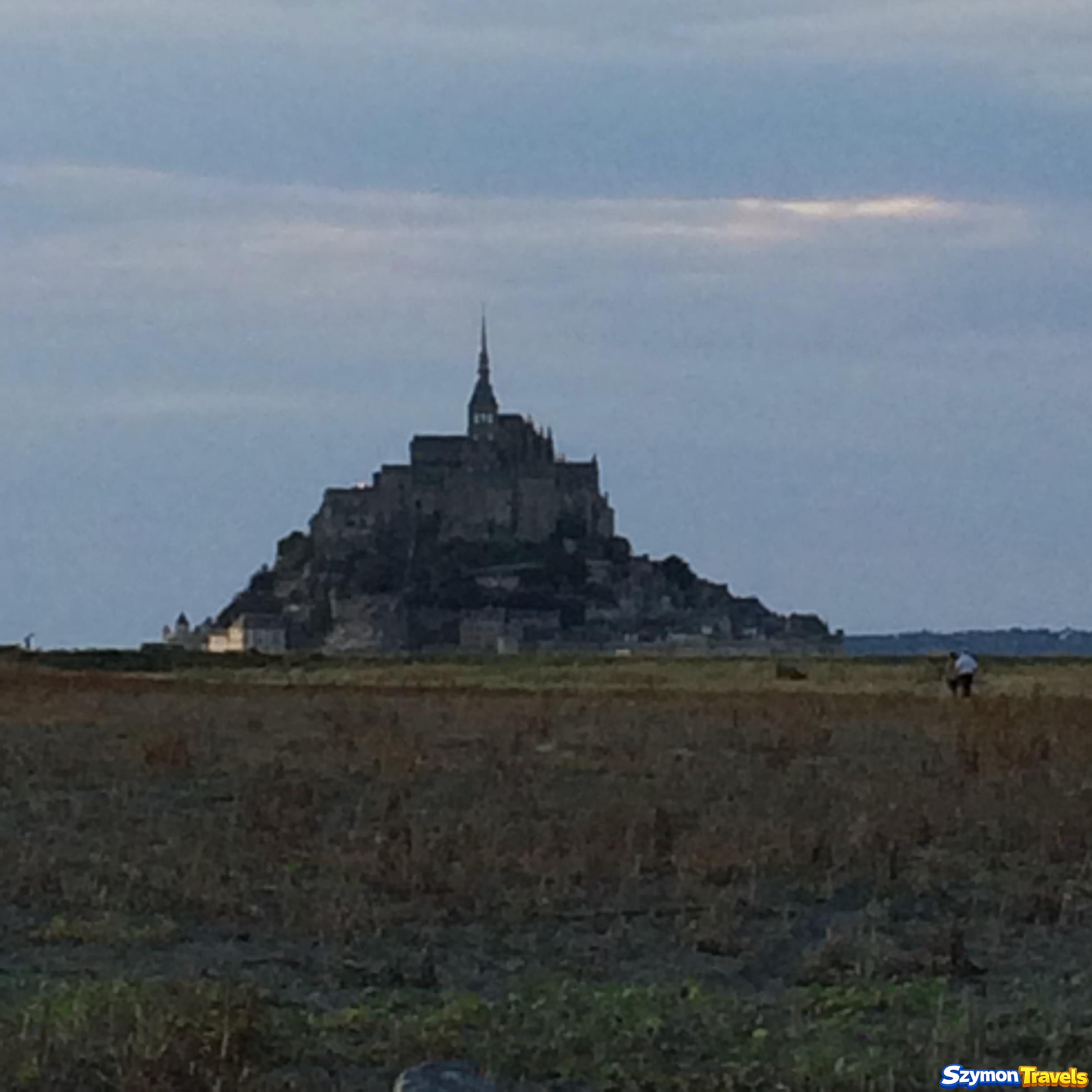 Sylwetka Mont-Saint-Michel widziana z oddali pod koniec wizyty w 2015 roku