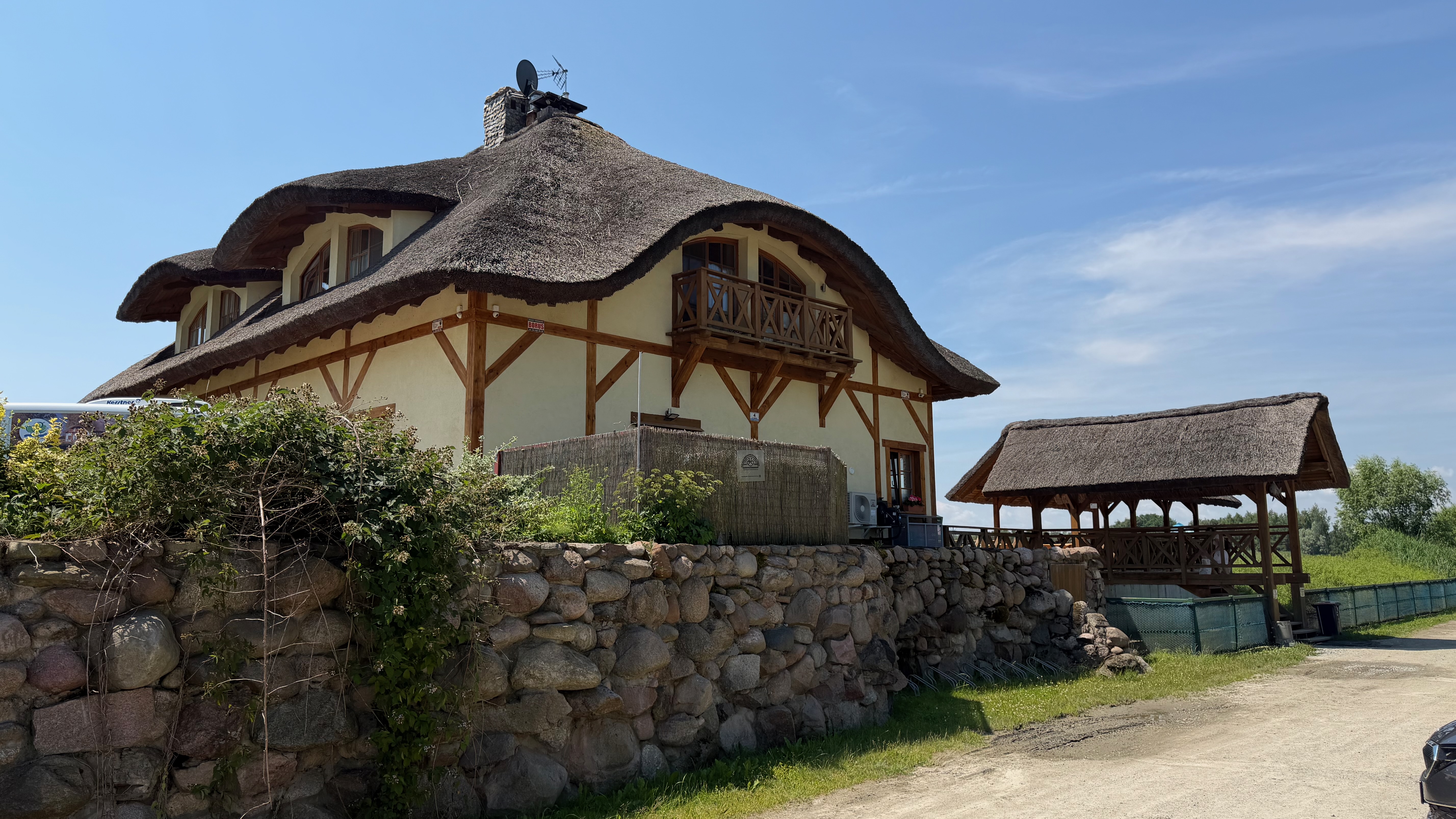 Karczma Rybna w Rudzie Żmigrodzkiej z dużym dachem krytym strzechą