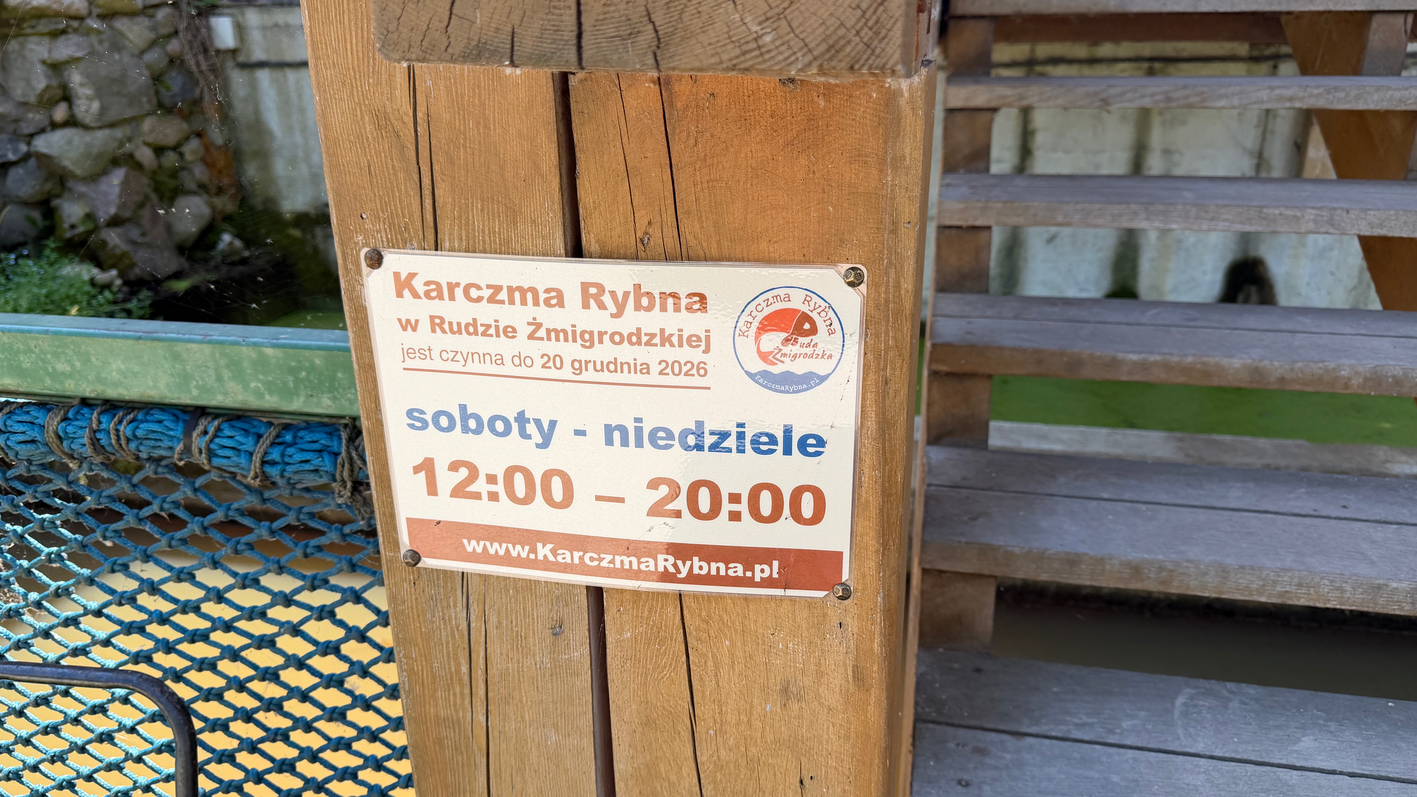 Informacja o godzinach otwarcia Karczmy Rybnej w Rudzie Żmigrodzkiej