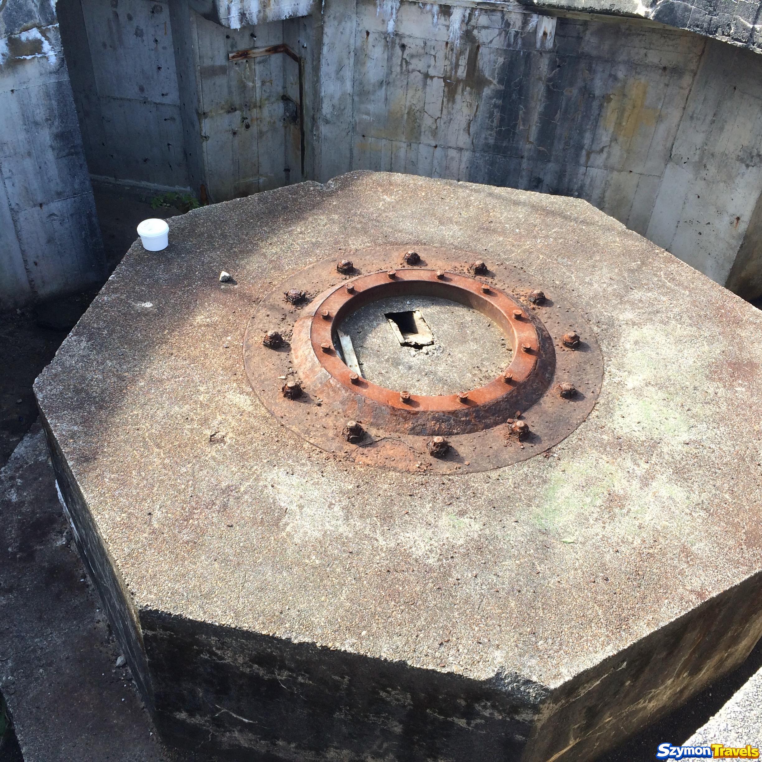 Betonowa podstawa z metalowym pierścieniem mocującym wewnątrz obiektu wojskowego w Herdla fort