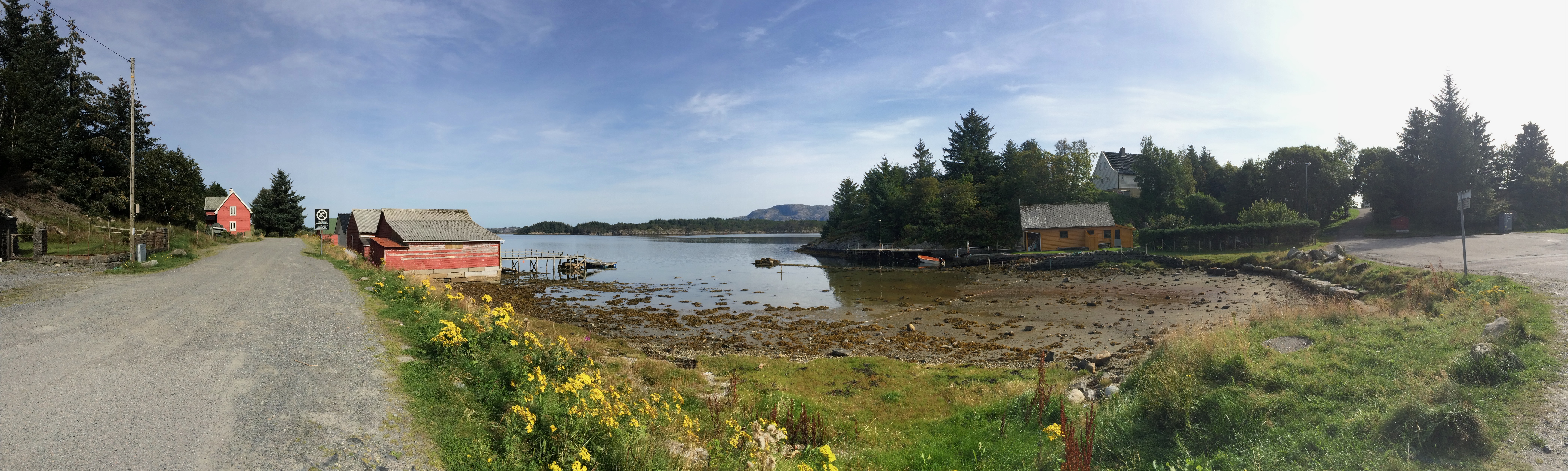 Panorama niewielkiej zatoki i drogi przy przystani na Herdli na wyspie Askøy