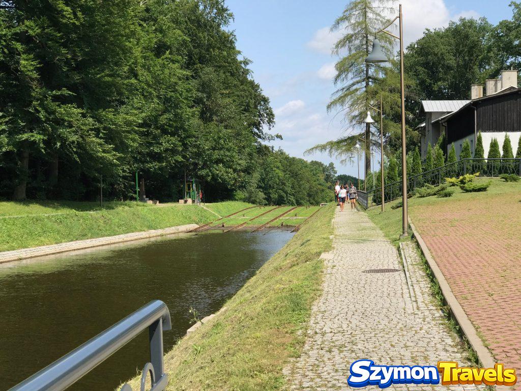 Pochylnia Buczyniec – dojście i kanał Kanał przy pochylni Buczyniec, chodnik, tory pochylni i budynek infrastruktury turystycznej