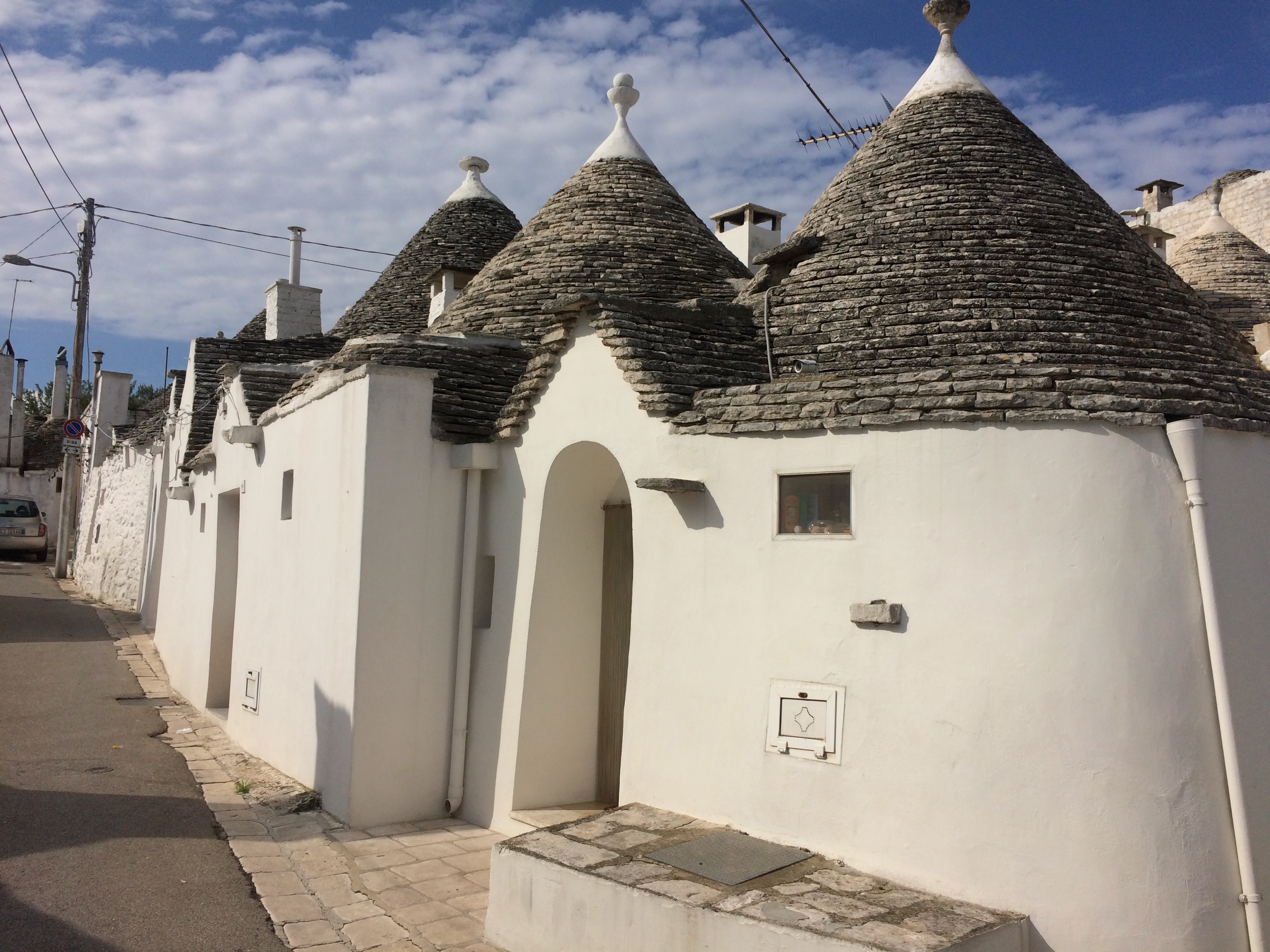 Białe trulli i kamienne dachy w Alberobello