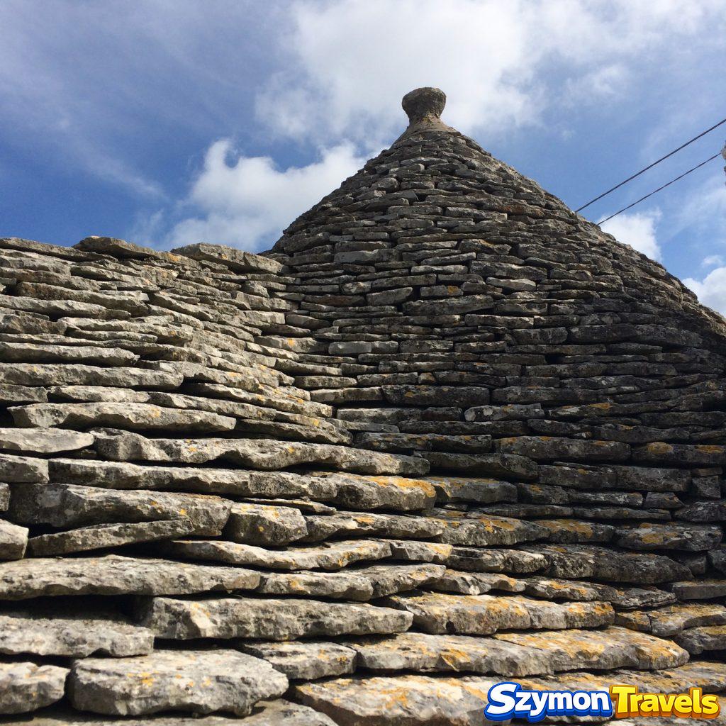 Zbliżenie kamiennego stożkowego dachu trullo w Alberobello, ułożonego z płaskich wapiennych płytek