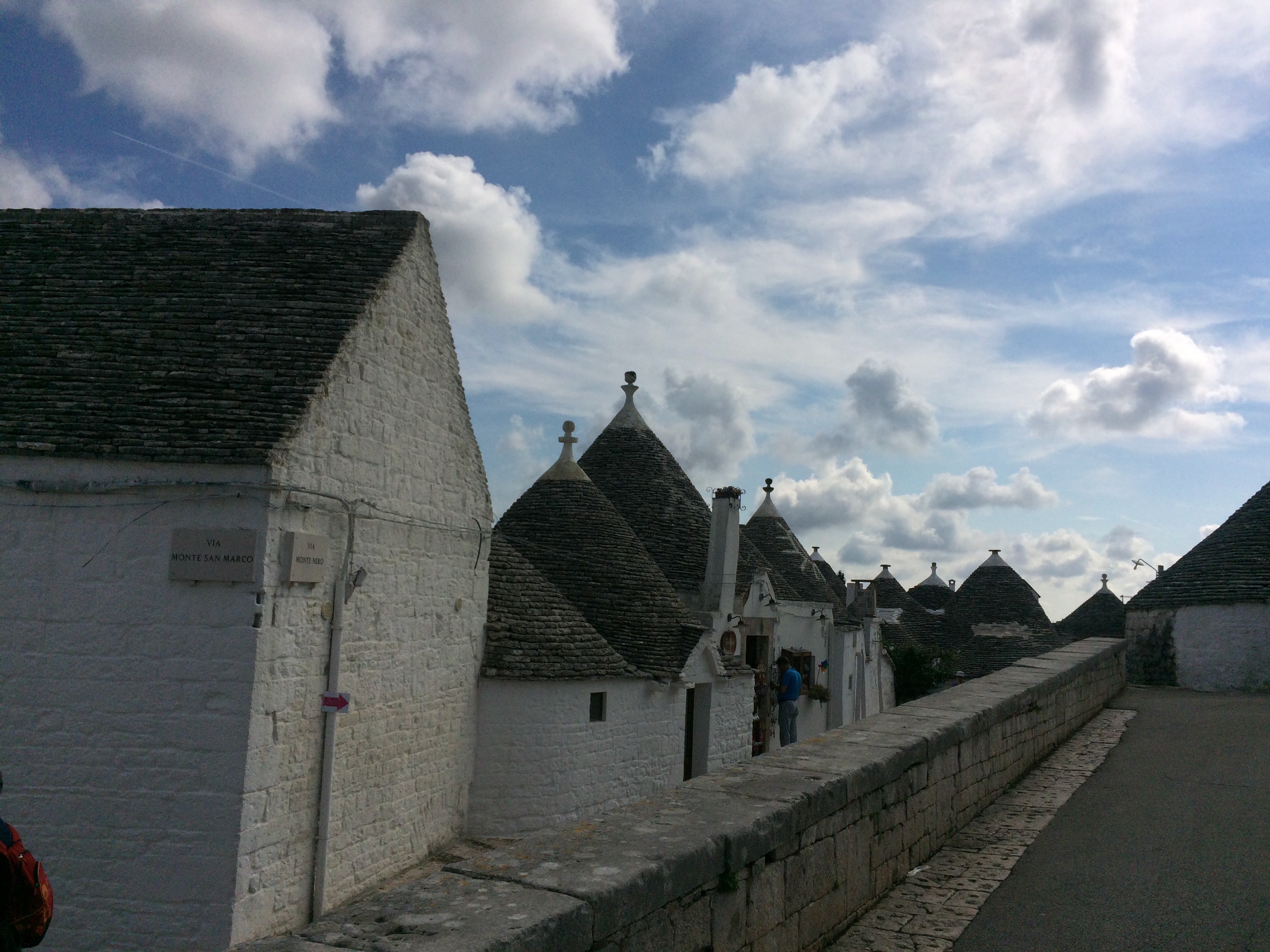 Ulica wśród białych trulli w Alberobello w Apulii
