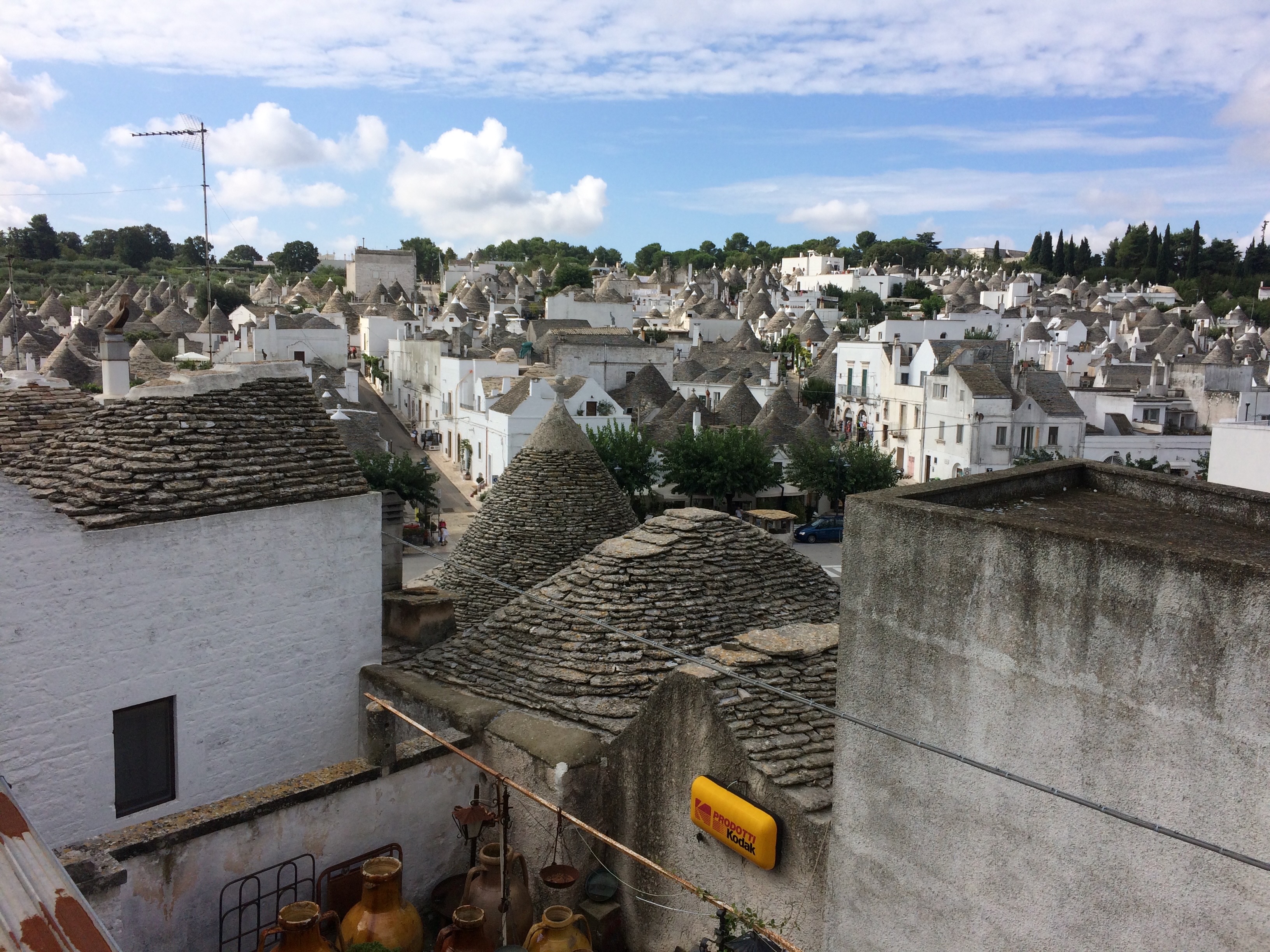 Panorama kamiennych trulli w Alberobello w Apulii