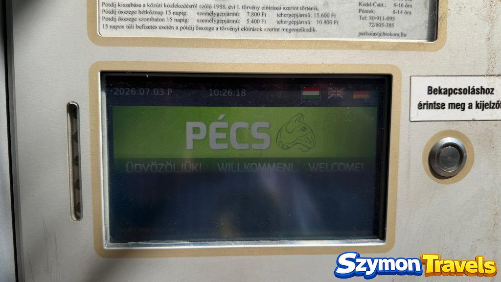 Parkomat w Pécsu z widocznym ekranem i napisem Pécs