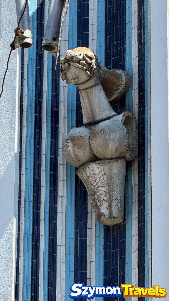 Ceramiczny detal na elewacji budynku w centrum Pécsu