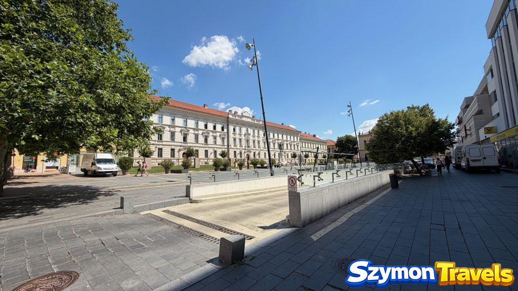 Ulica w rejonie parkingu przy Bajcsy-Zsilinszky utca w Pécsu