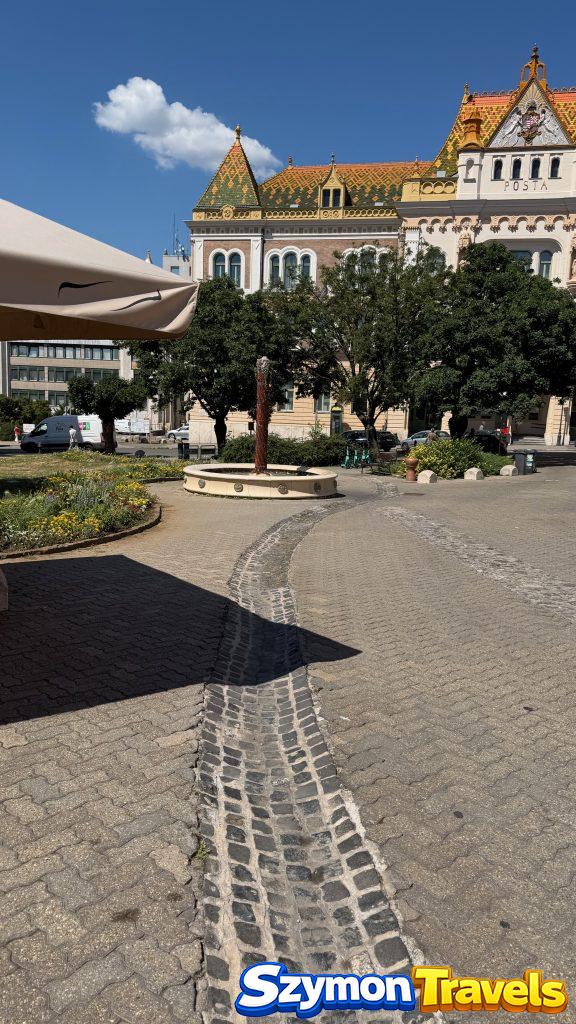 Budynek poczty w Pécsu z charakterystycznym dachem z kolorowej ceramiki