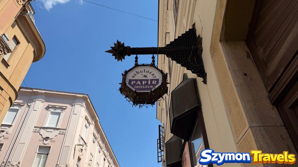Stary szyld sklepu papierniczego w centrum Pécsu