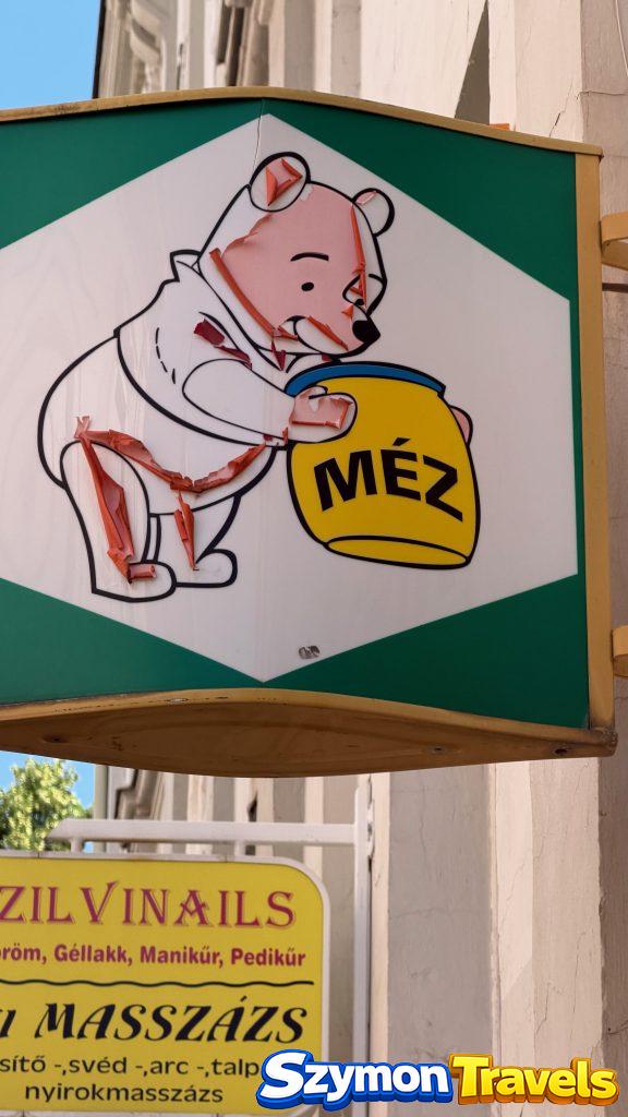 Szyld Méz w Pécsu Szyld z niedźwiedziem i napisem Méz na ulicy w Pécsu
