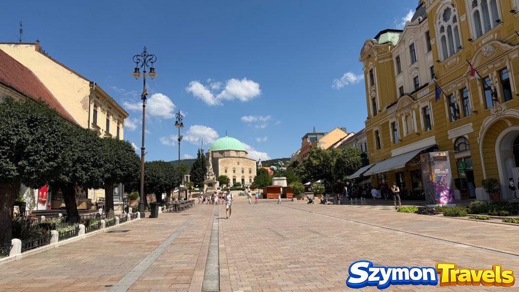Widok przez Széchenyi tér w stronę dawnego meczetu Paszy Gazi Kasima w Pécsu