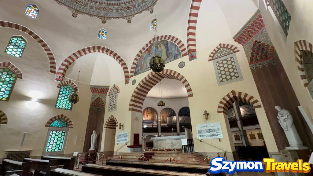 Łuki i ołtarz we wnętrzu dawnego meczetu w Pécsu