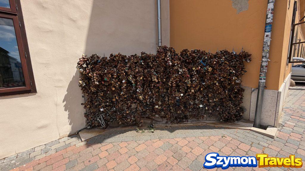Kłódki w centrum Pécsu Duża liczba kłódek przypiętych do ściany w Pécsu