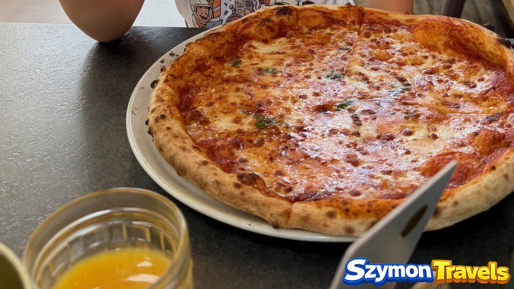 Pizza margherita w Lezser Bárkonyha w Pécsu Pizza margherita podczas obiadu w Lezser Bárkonyha w centrum Pécsu