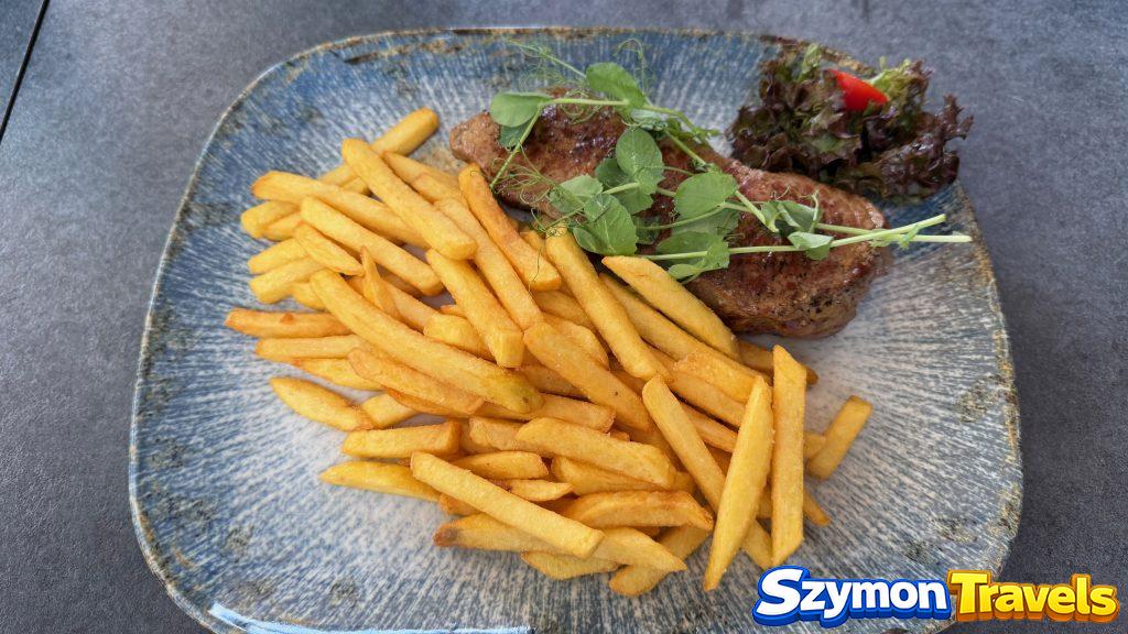 Grillowana wołowina i frytki w Lezser Bárkonyha Grillowana wołowina z frytkami w restauracji Lezser Bárkonyha w Pécsu