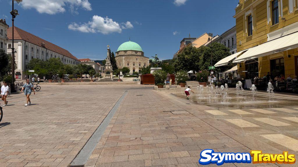 Széchenyi tér w Pécsu i dawny meczet Paszy Gazi Kasima Széchenyi tér w Pécsu z widokiem na dawny meczet Paszy Gazi Kasima i fontanny