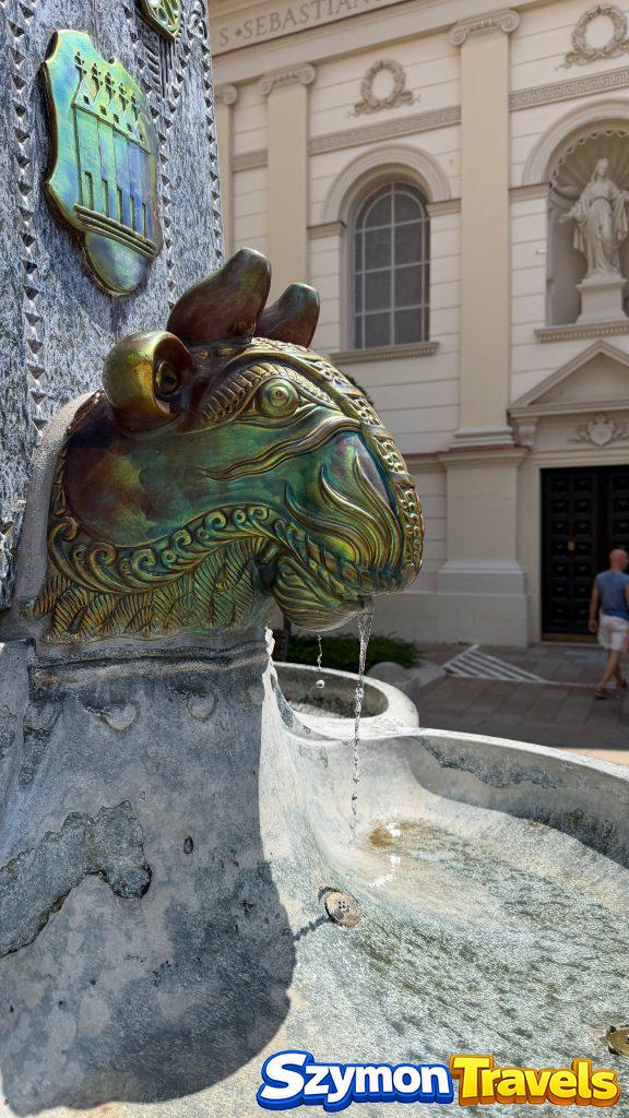 Boczny widok ceramicznej głowy byka na fontannie Zsolnay w Pécsu