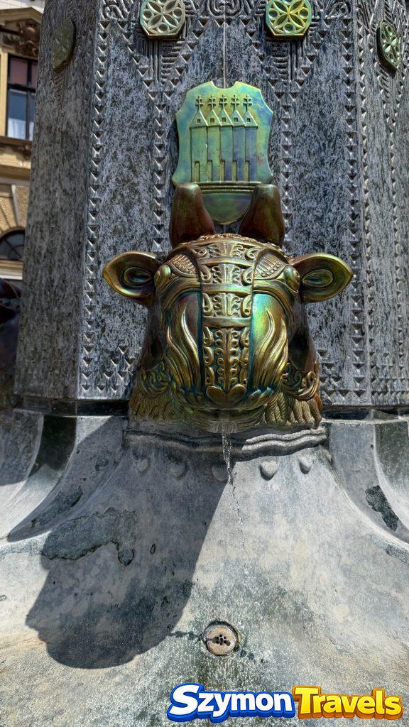 Głowa byka na ceramicznej fontannie Zsolnay w centrum Pécsu
