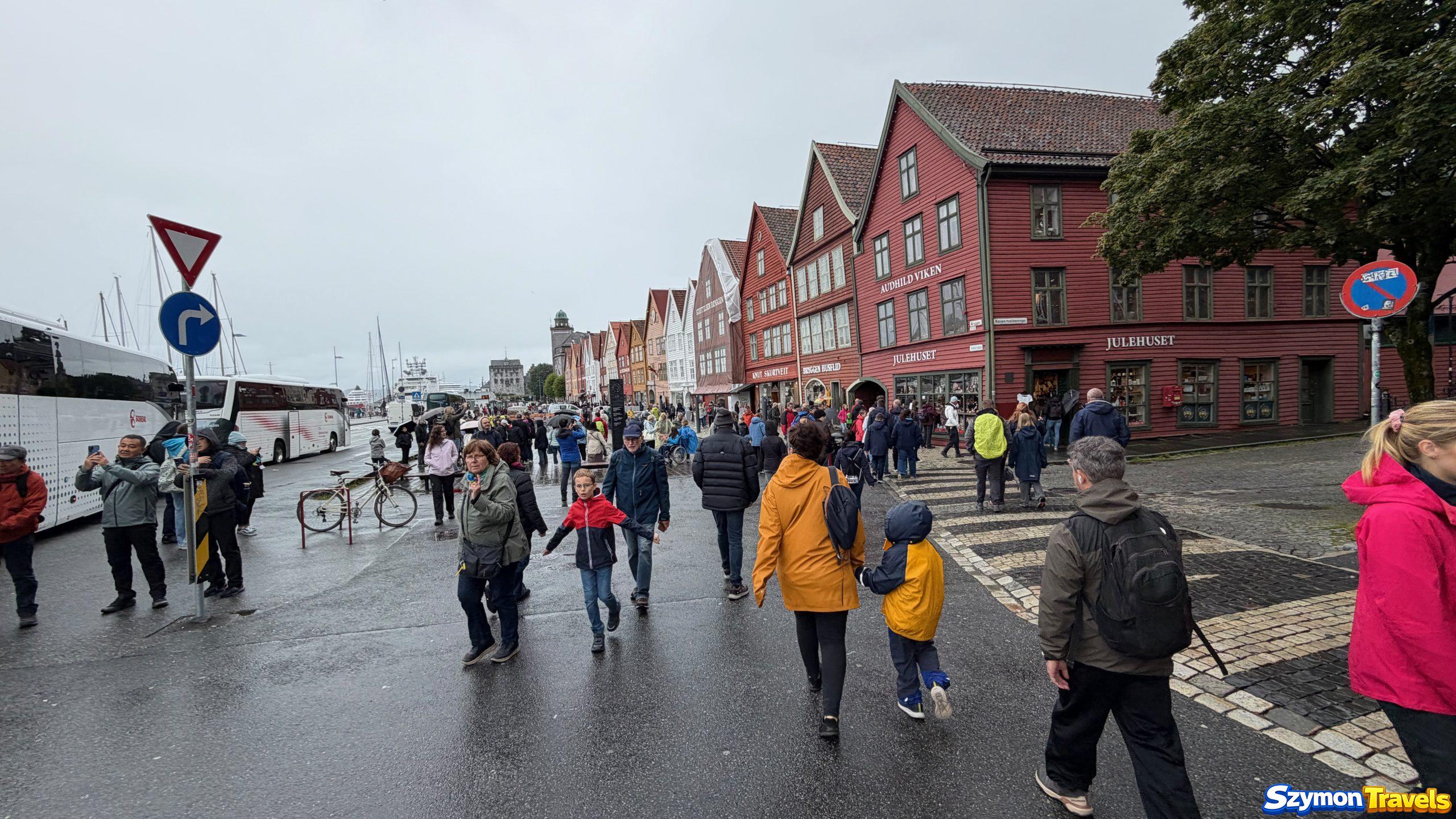Bryggen w Bergen – zabudowa UNESCO Kolorowe drewniane domy Bryggen w Bergen podczas deszczowego dnia