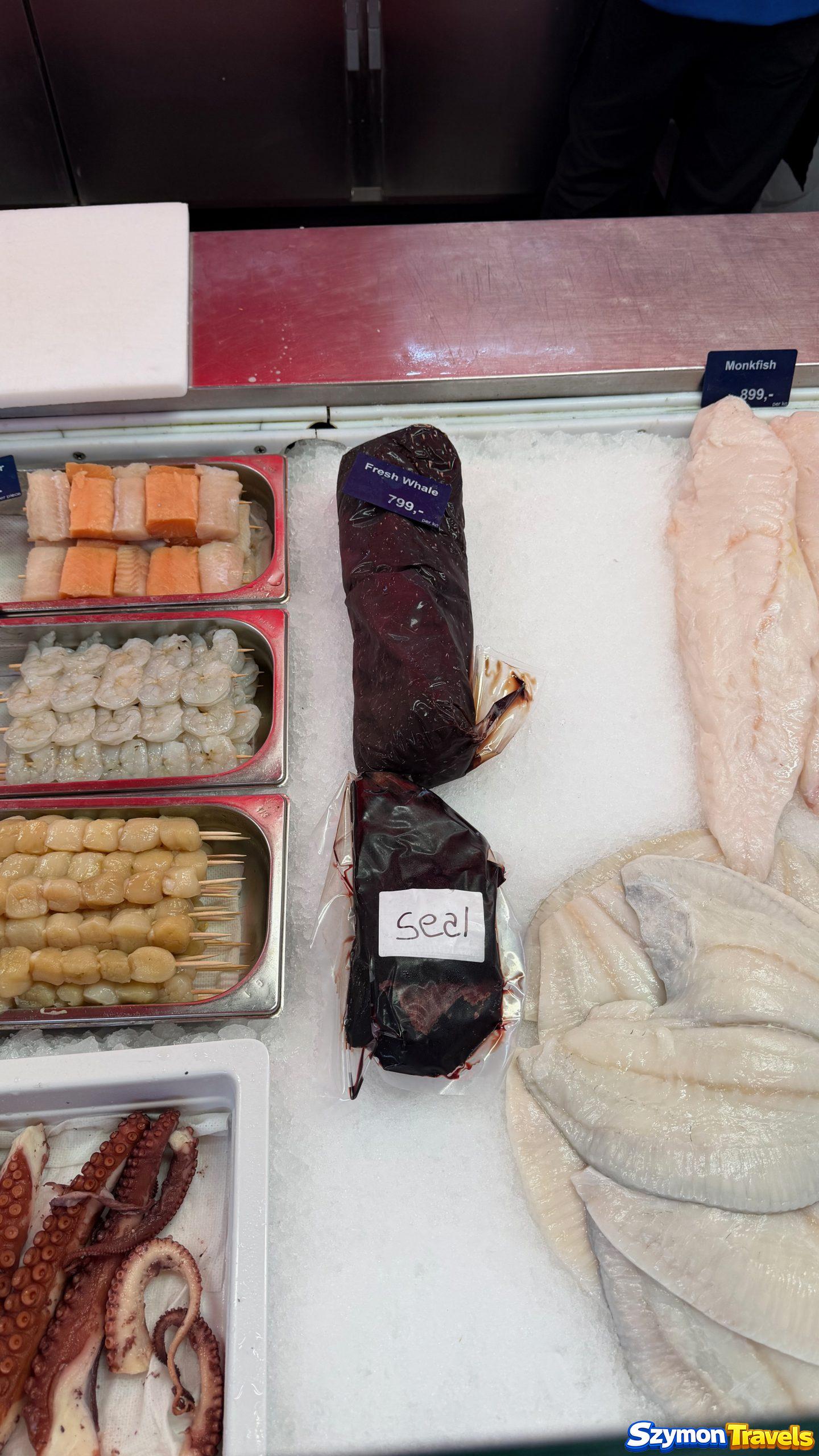 Mięso wieloryba na Fisketorget w Bergen – cena 2026 Świeże mięso wieloryba w cenie 799 NOK (około 314 PLN) za kilogram na targu rybnym Fisketorget w Bergen