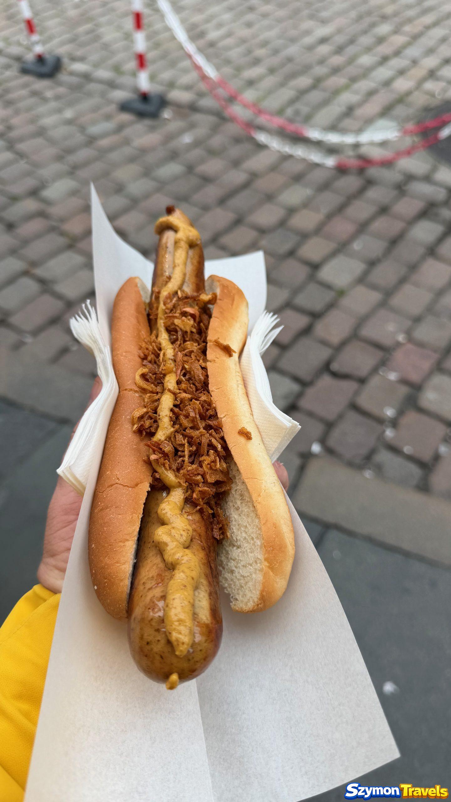 Hot dog z Trekroneren w Bergen Hot dog z musztardą i chrupiącą cebulką kupiony w Trekroneren w Bergen