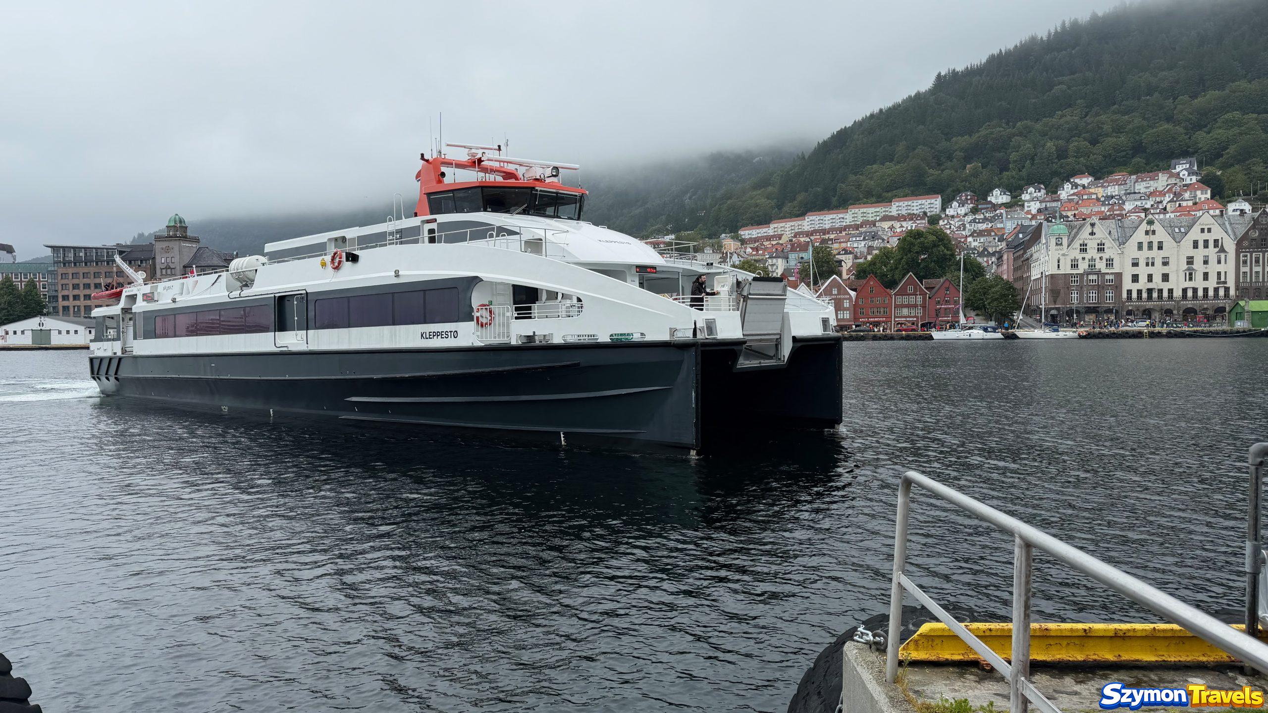 Prom pasażerski Askøy–Bergen w porcie Statek pasażerski M/S Kleppestø w porcie w Bergen z zabudową miasta w tle