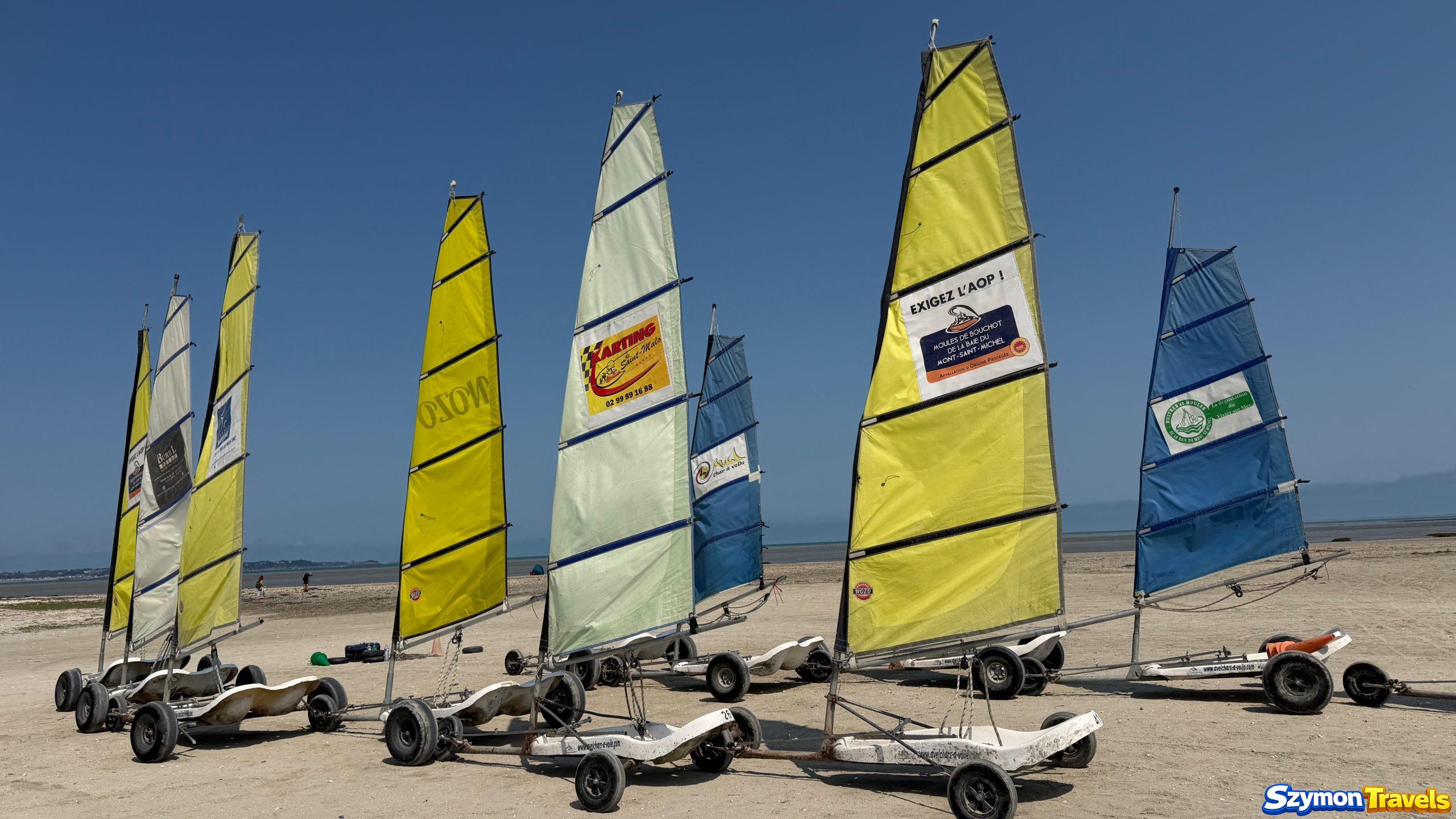 Char à voile przed sesją Rząd kolorowych char à voile przygotowanych do jazdy w Hirel