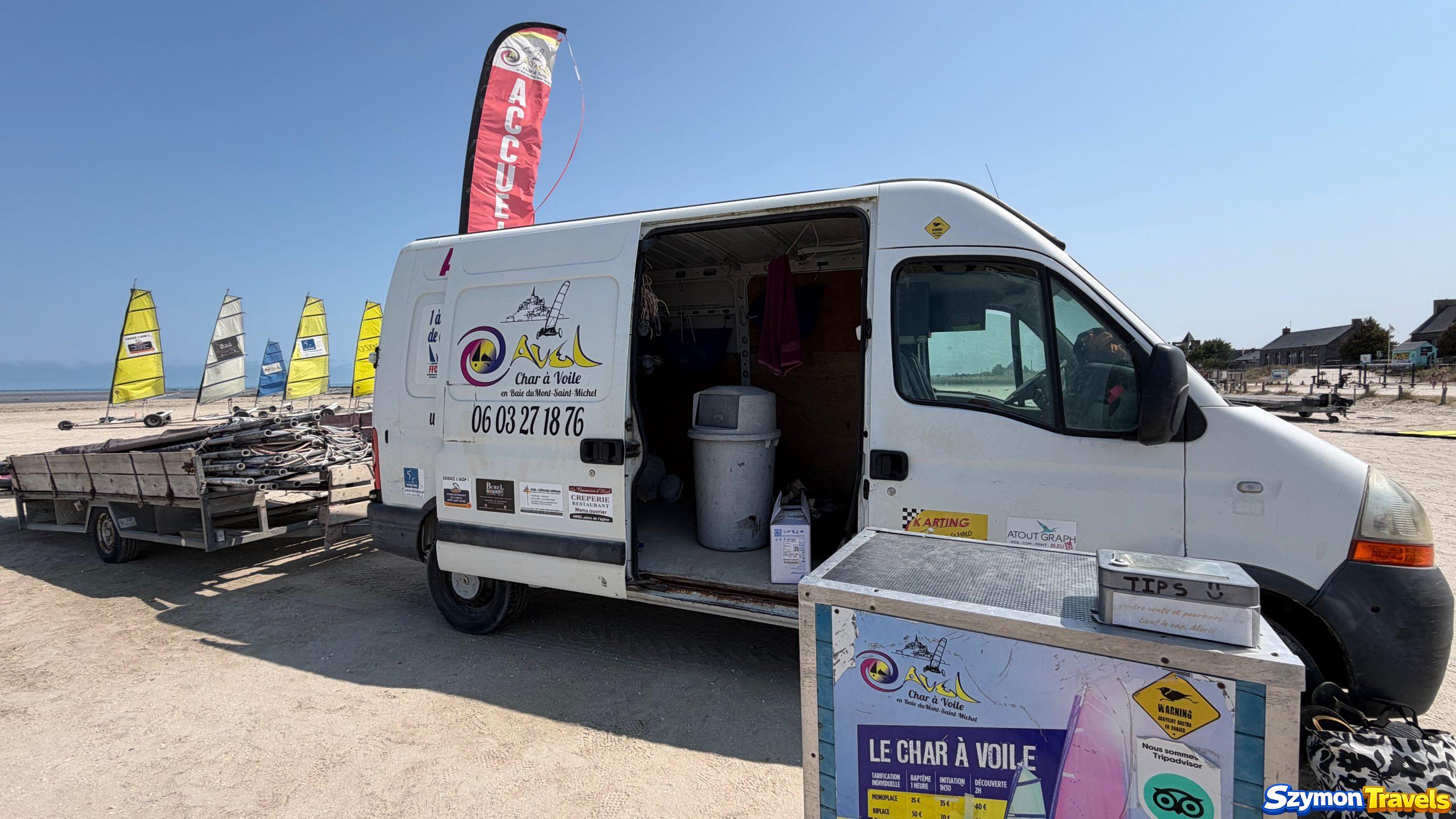 Avel Char à Voile w Hirel Samochód i punkt obsługi Avel Char à Voile przy plaży w Hirel