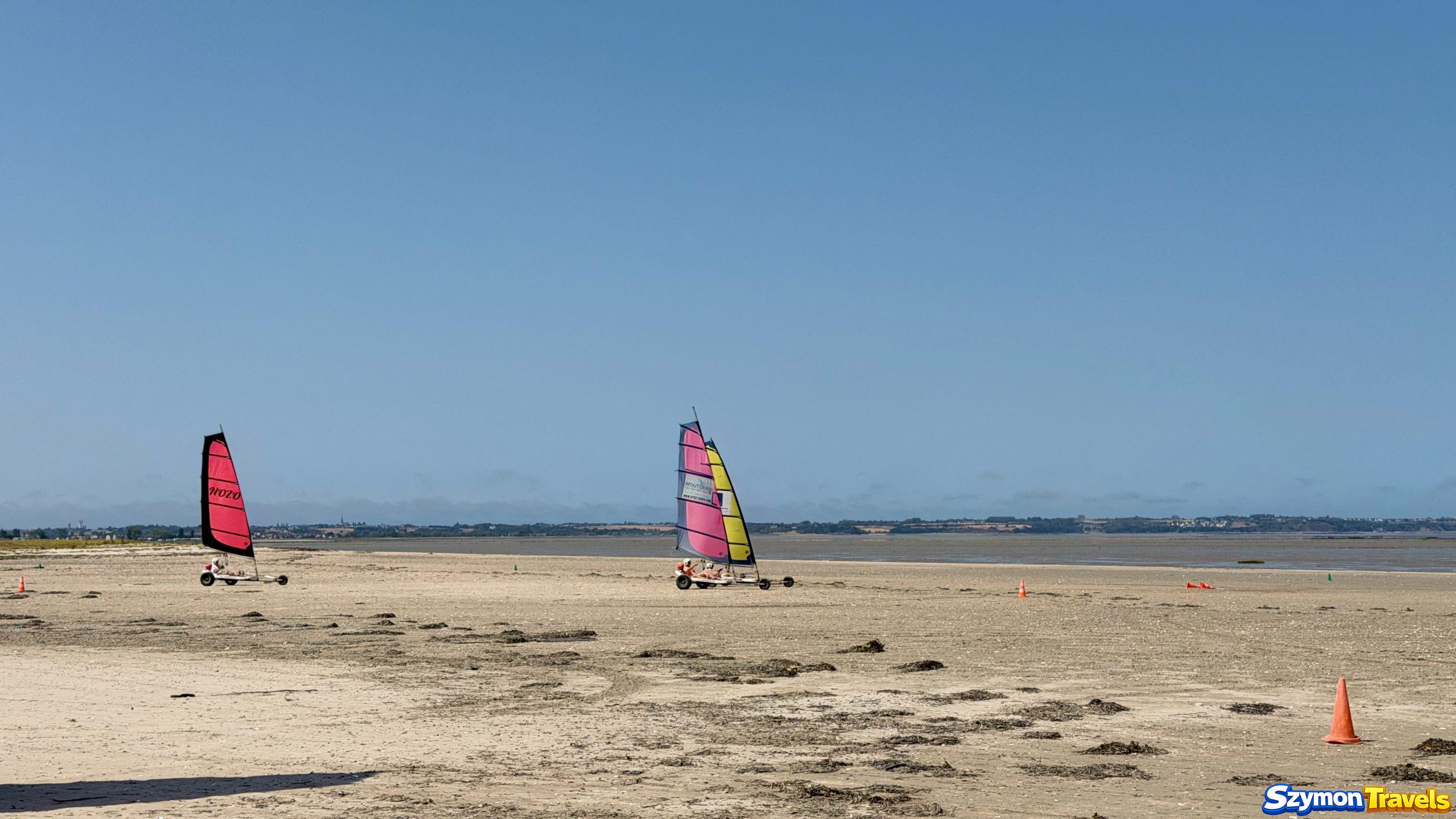 Char à voile w Bretanii – czy warto? Kolorowe żaglowozy podczas rodzinnej jazdy po plaży w Hirel