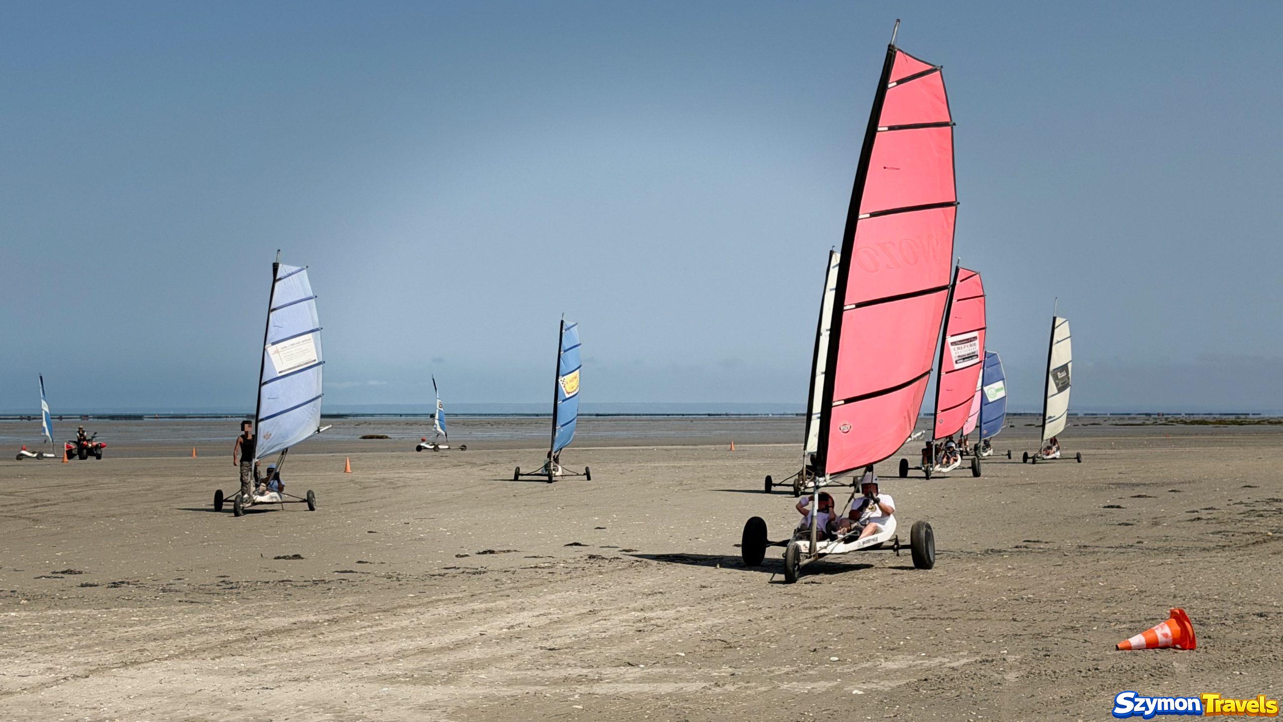 Biplace char à voile Dwuosobowy char à voile z czerwonym żaglem na torze Avel