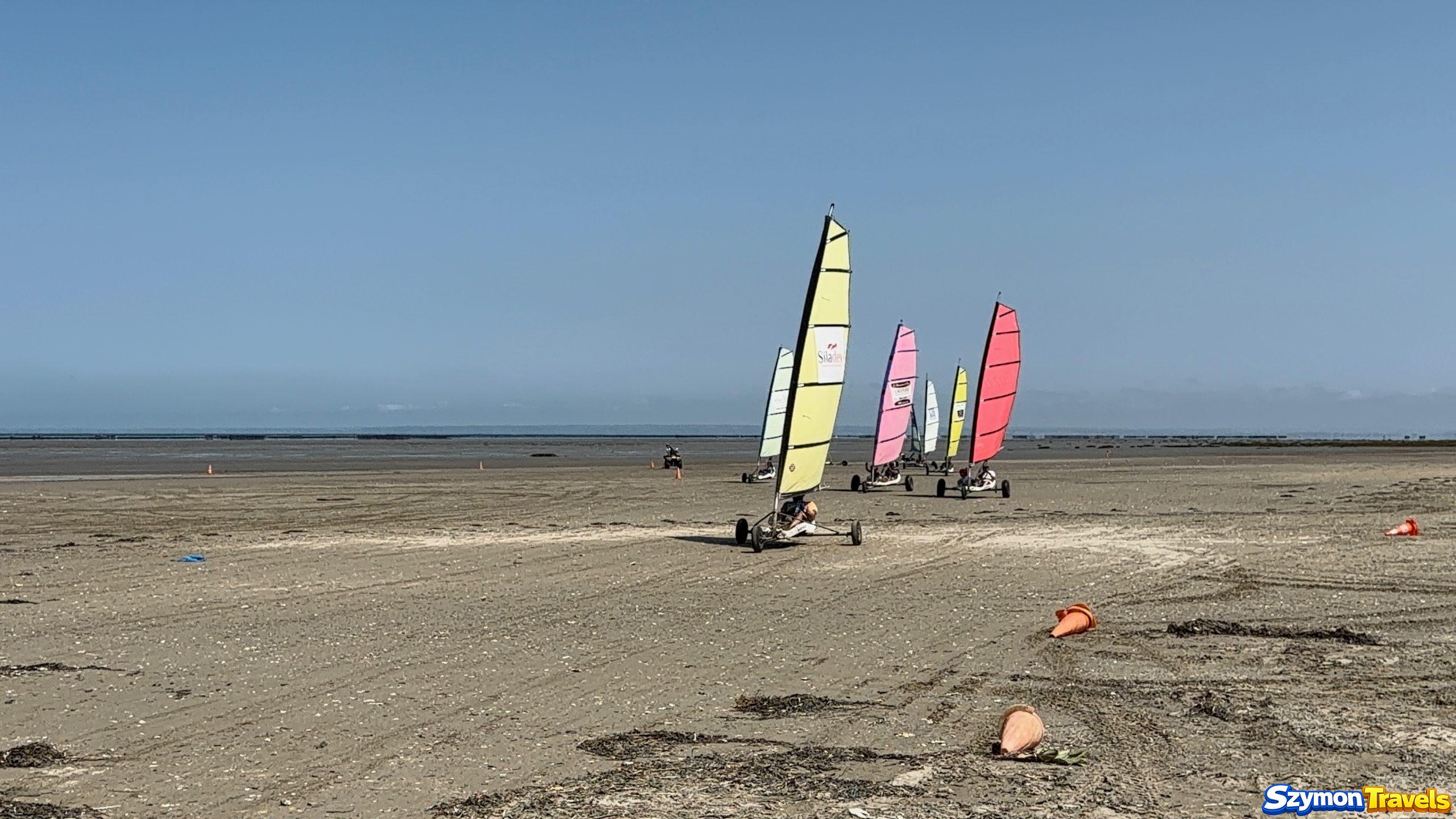 Grupowa sesja Avel Char à Voile Grupa uczestników podczas jazdy char à voile w Hirel w Bretanii
