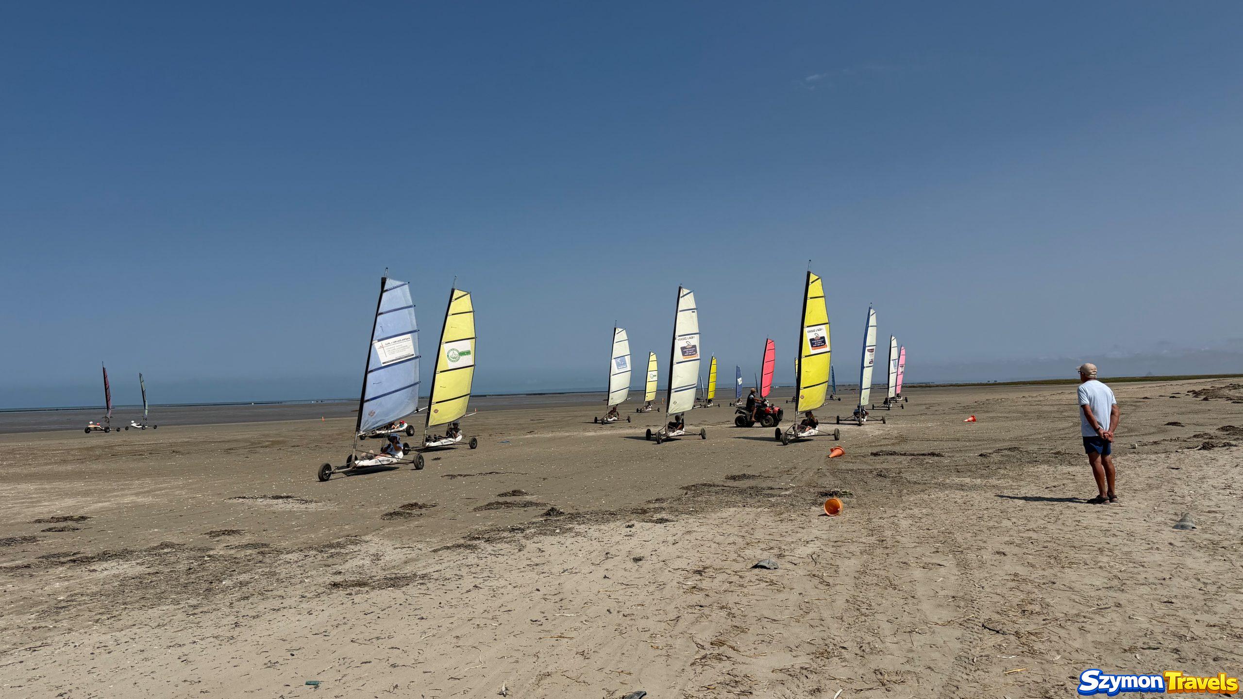 Grève d'Hirel – idealne miejsce do char à voile Duża grupa żaglowozów char à voile na szerokiej grève d'Hirel w zatoce Mont-Saint-Michel