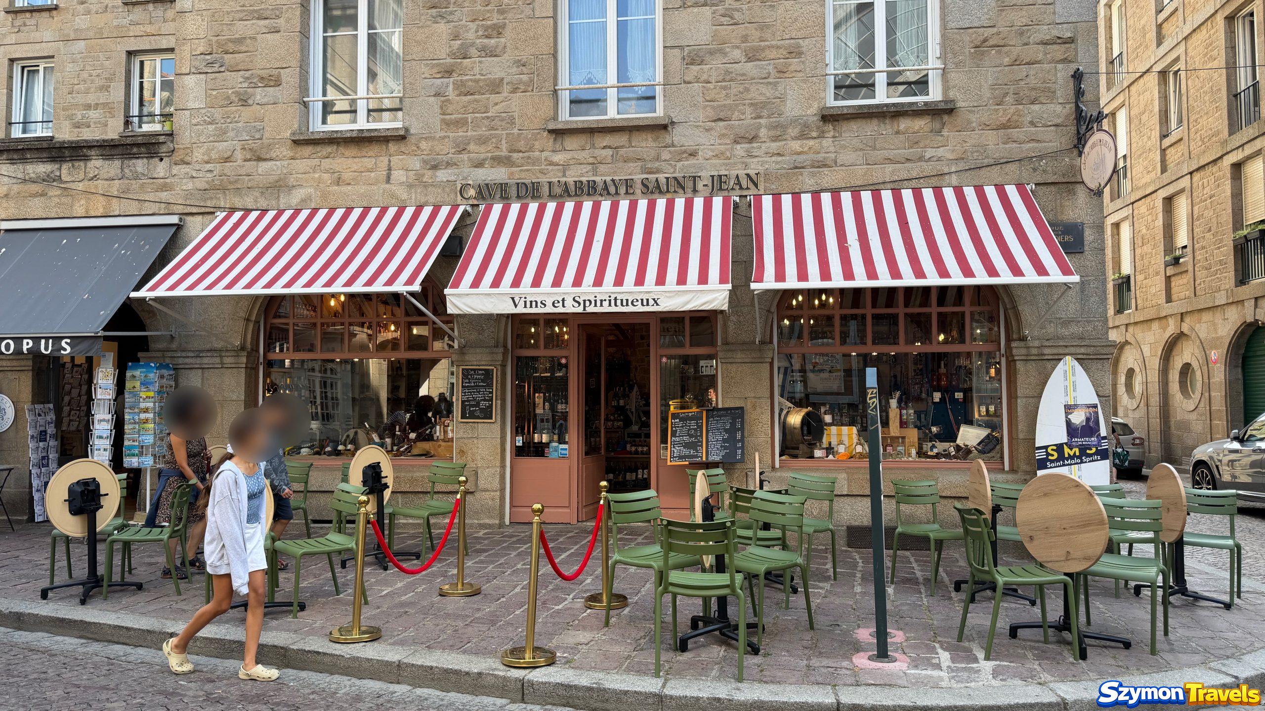 Sklep z winem i restauracyjny ogródek w Saint-Malo