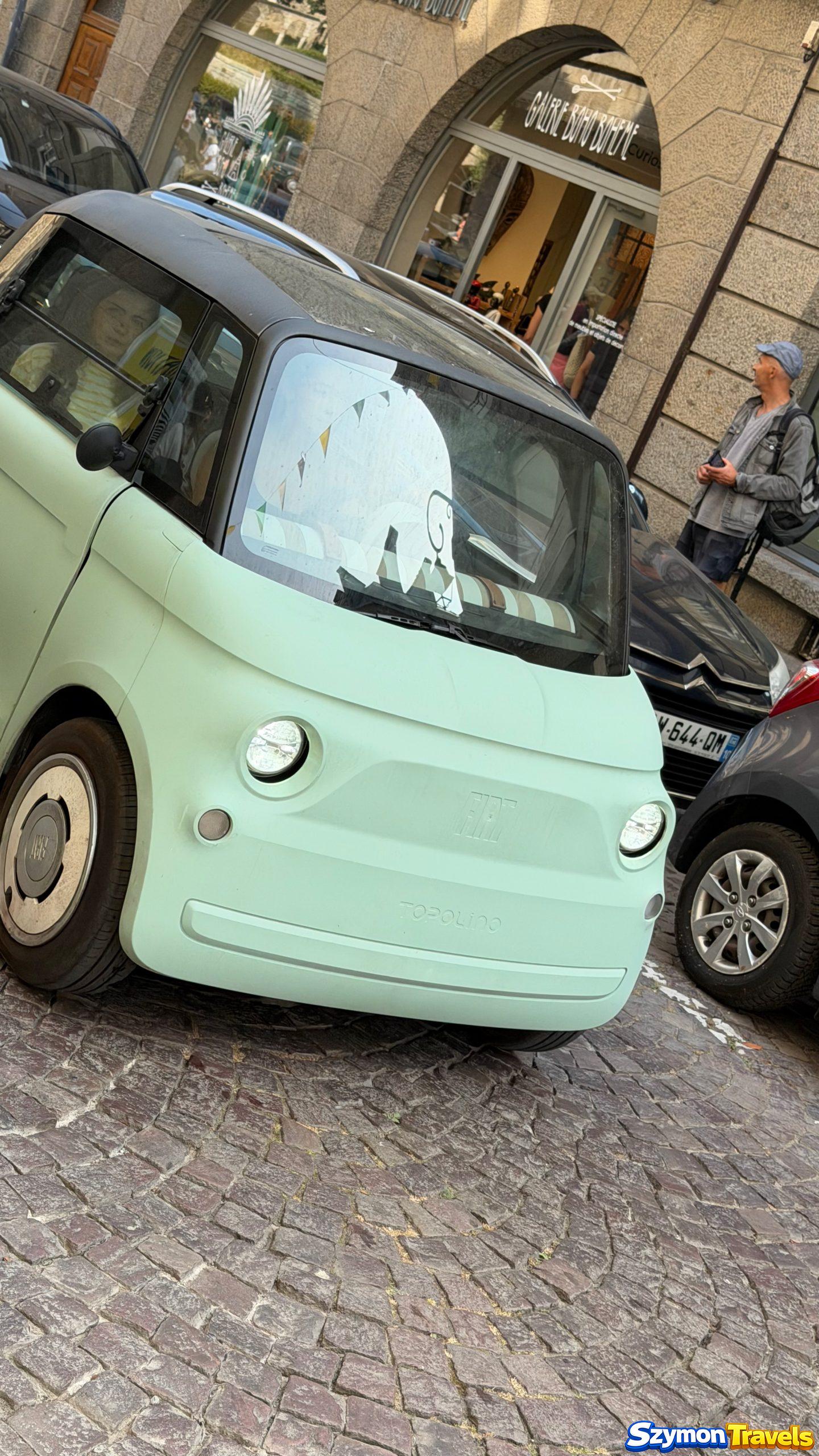 Mały samochód elektryczny na ulicy Saint-Malo Intra-Muros